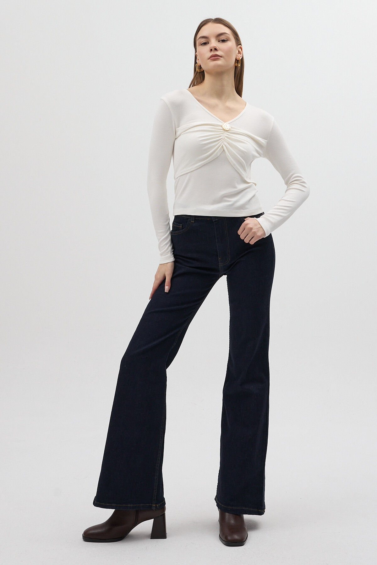 Ekru V Yaka Ön Düğme Detaylı Bluz 8226A - 6