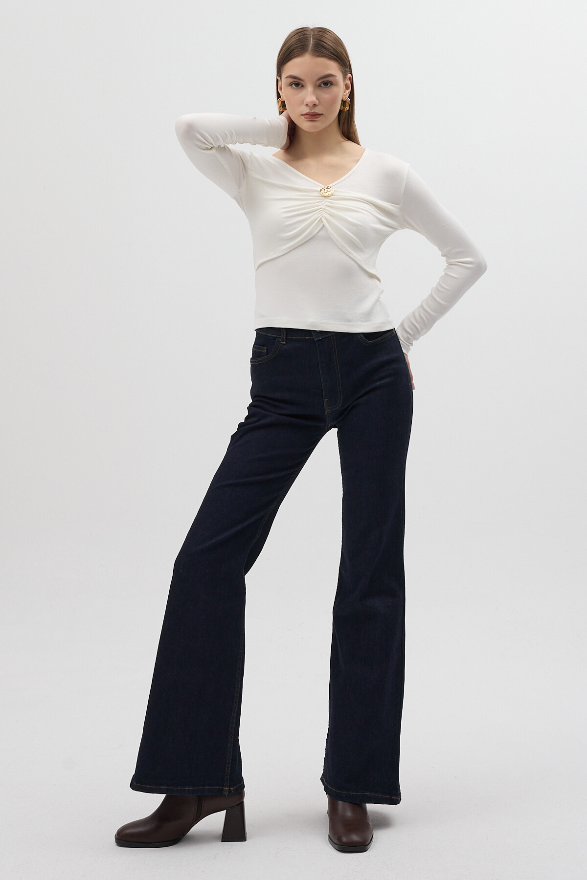 Ekru V Yaka Ön Düğme Detaylı Bluz 8226A - 7