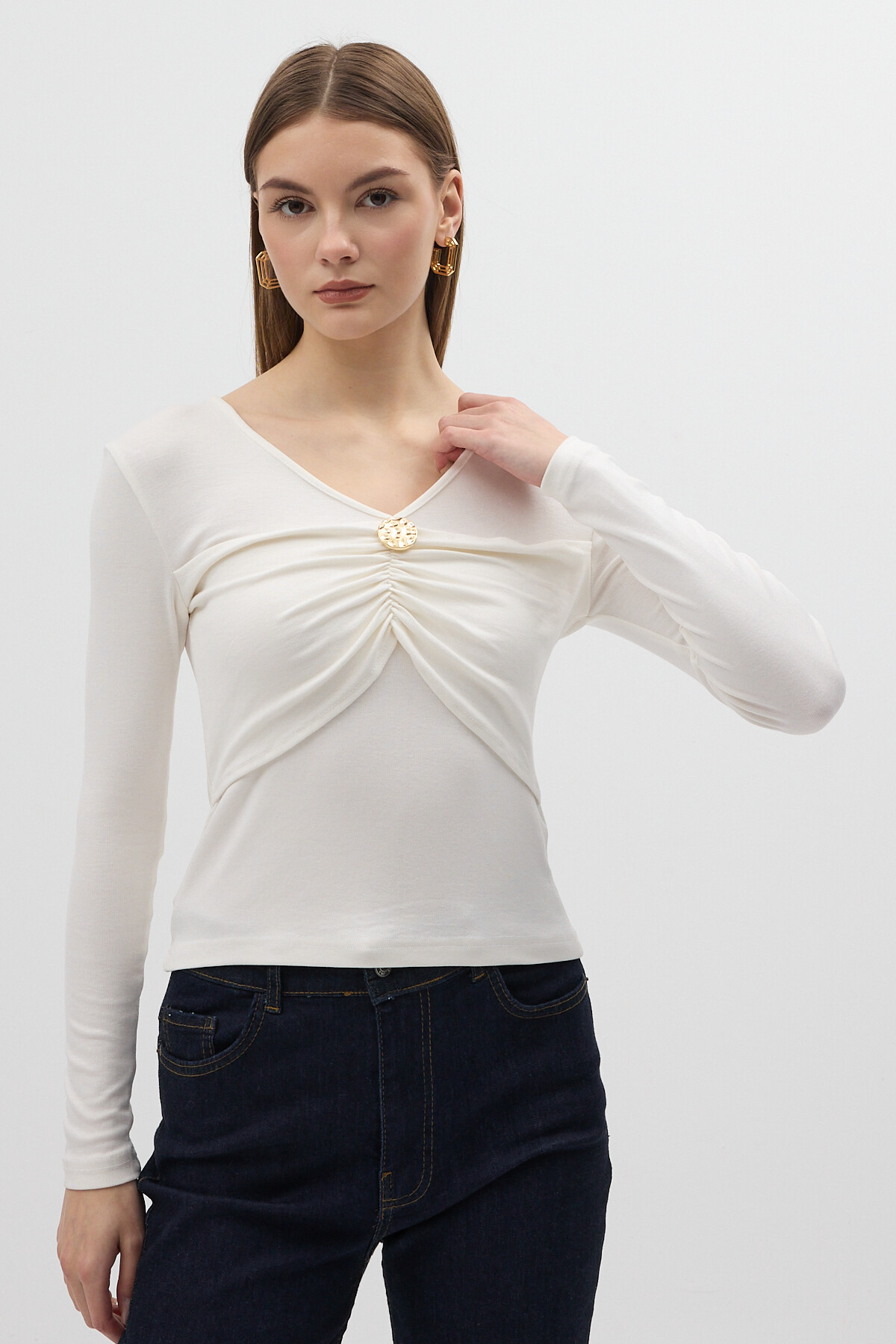 Ekru V Yaka Ön Düğme Detaylı Bluz 8226A 
