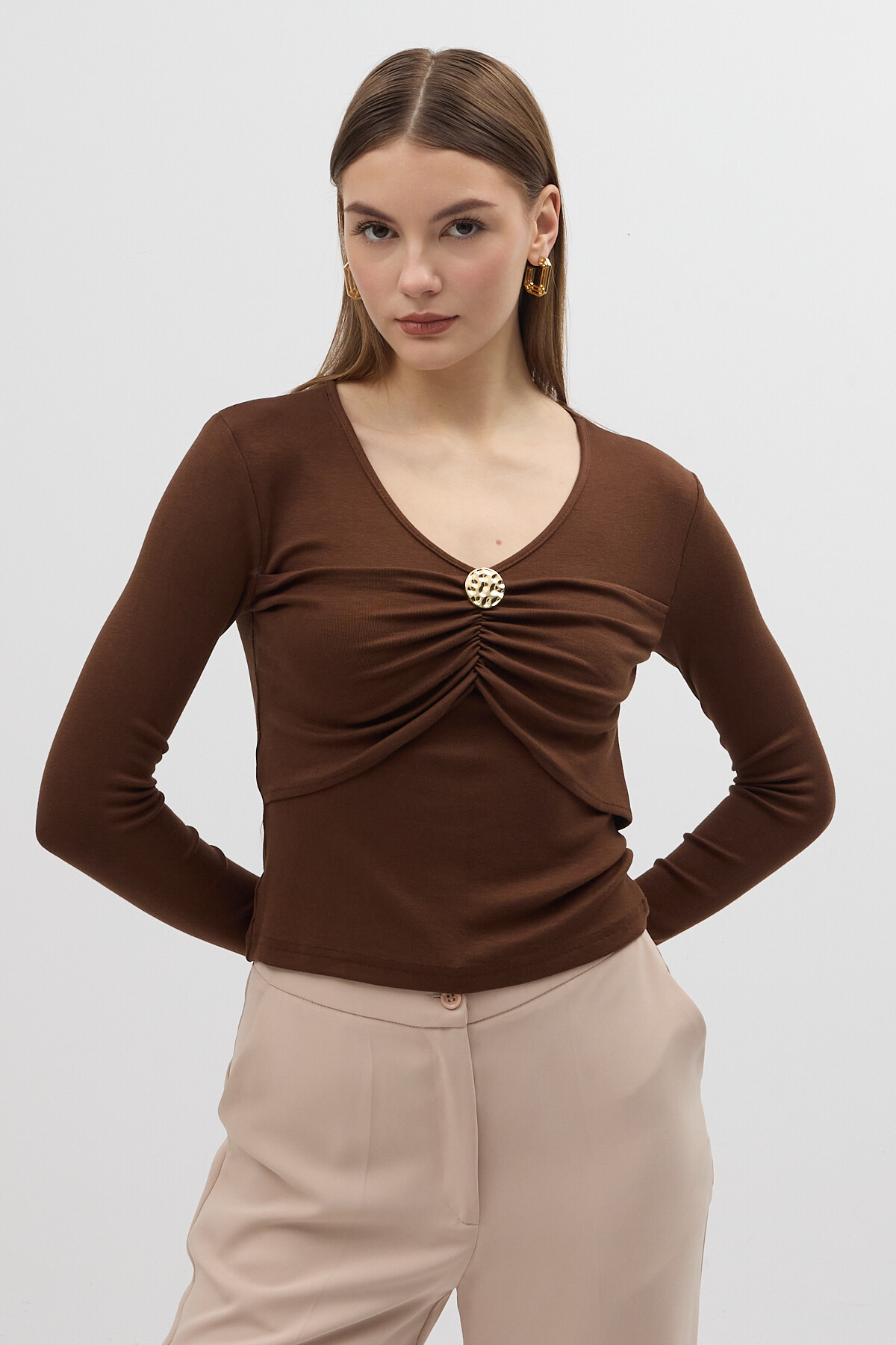 Kahverengi V Yaka Ön Düğme Detaylı Bluz 8226A - 2