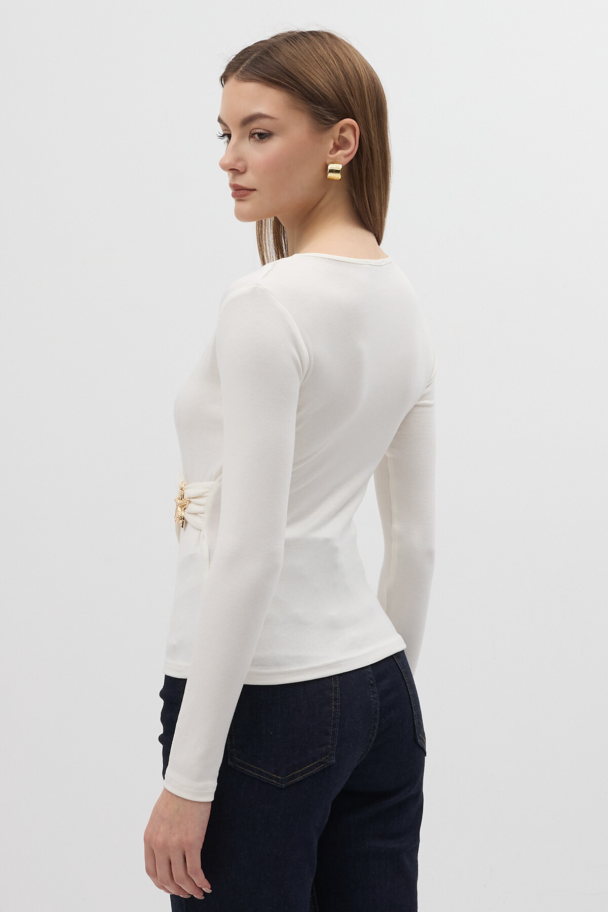 Ekru Aksesuarlı Kruvaze Yaka Uzun Kollu Bluz 8227A - 2