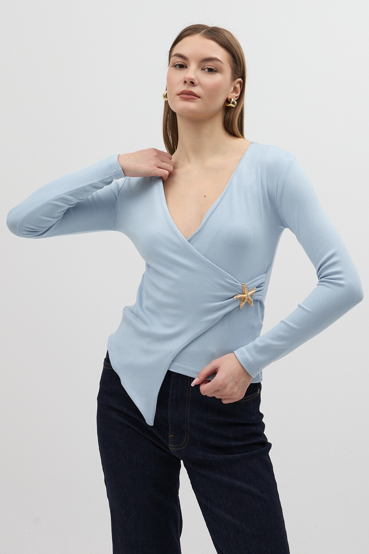 Mavi Aksesuarlı Kruvaze Yaka Uzun Kollu Bluz 8227A 