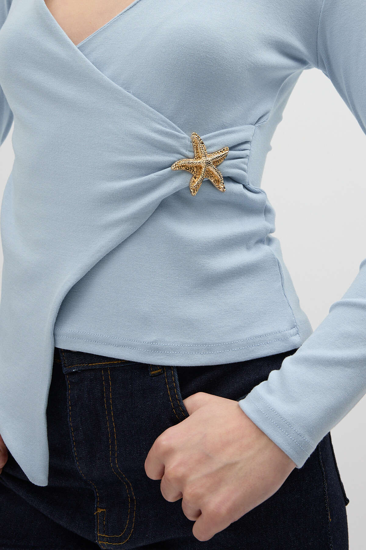 Mavi Aksesuarlı Kruvaze Yaka Uzun Kollu Bluz 8227A - 4