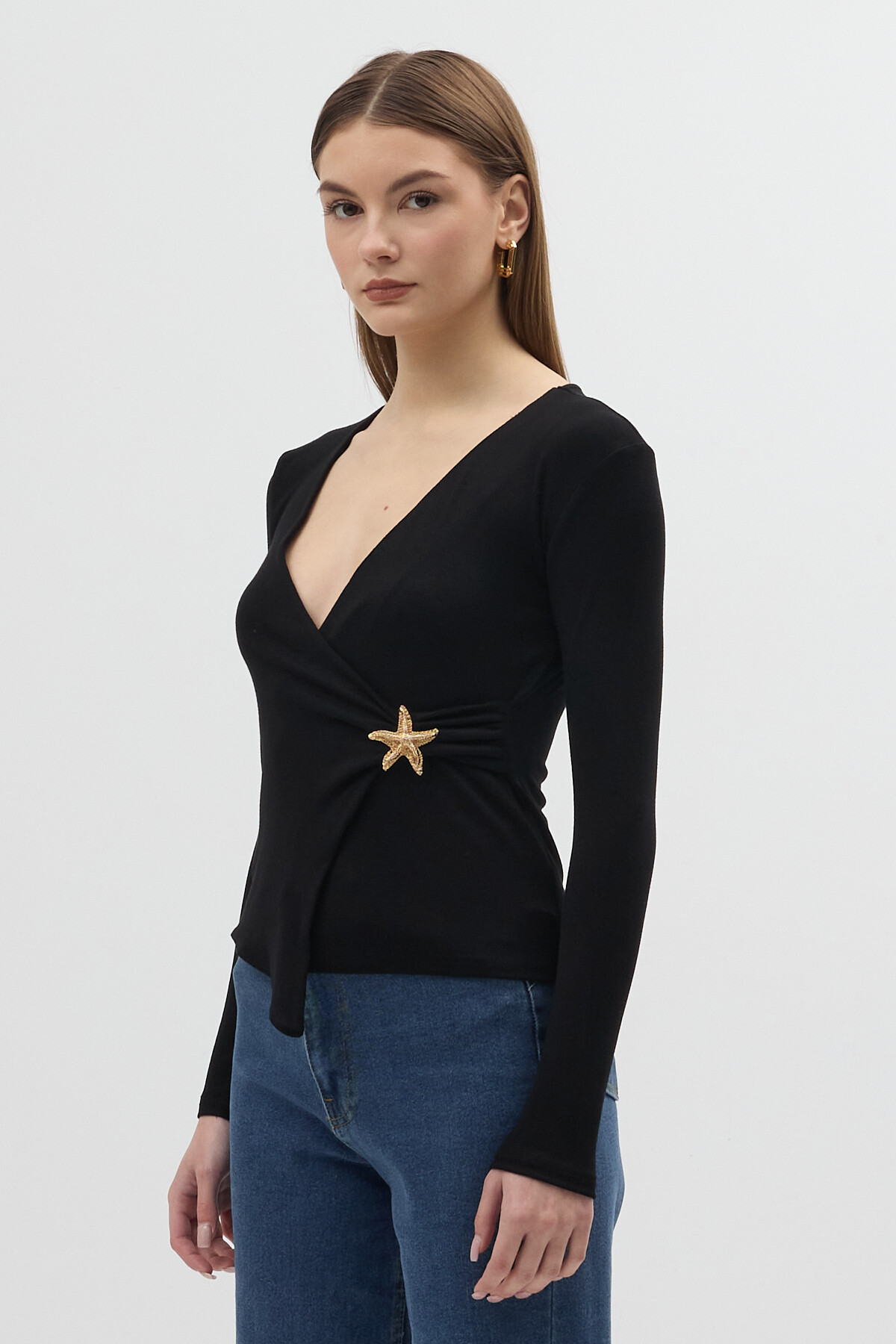 Siyah Aksesuarlı Kruvaze Yaka Uzun Kollu Bluz 8227A - 2