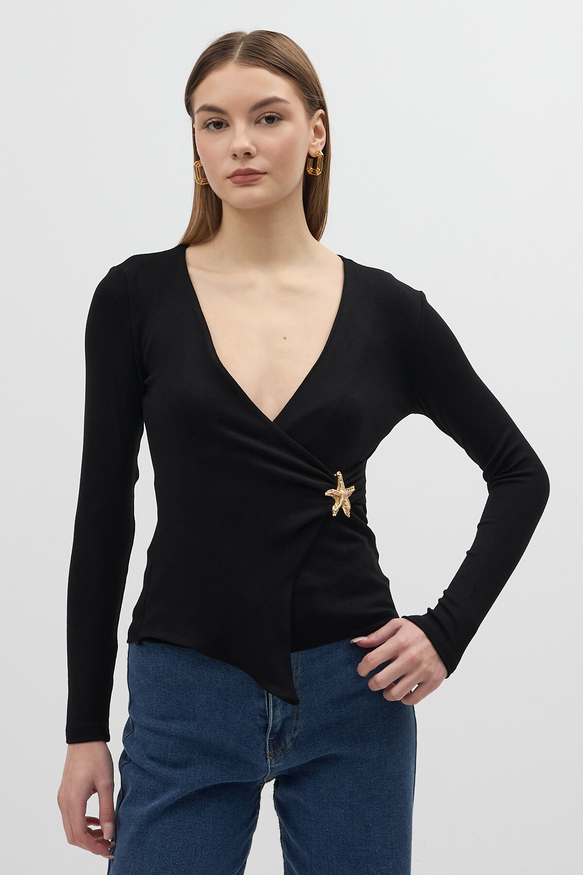 Siyah Aksesuarlı Kruvaze Yaka Uzun Kollu Bluz 8227A - 1