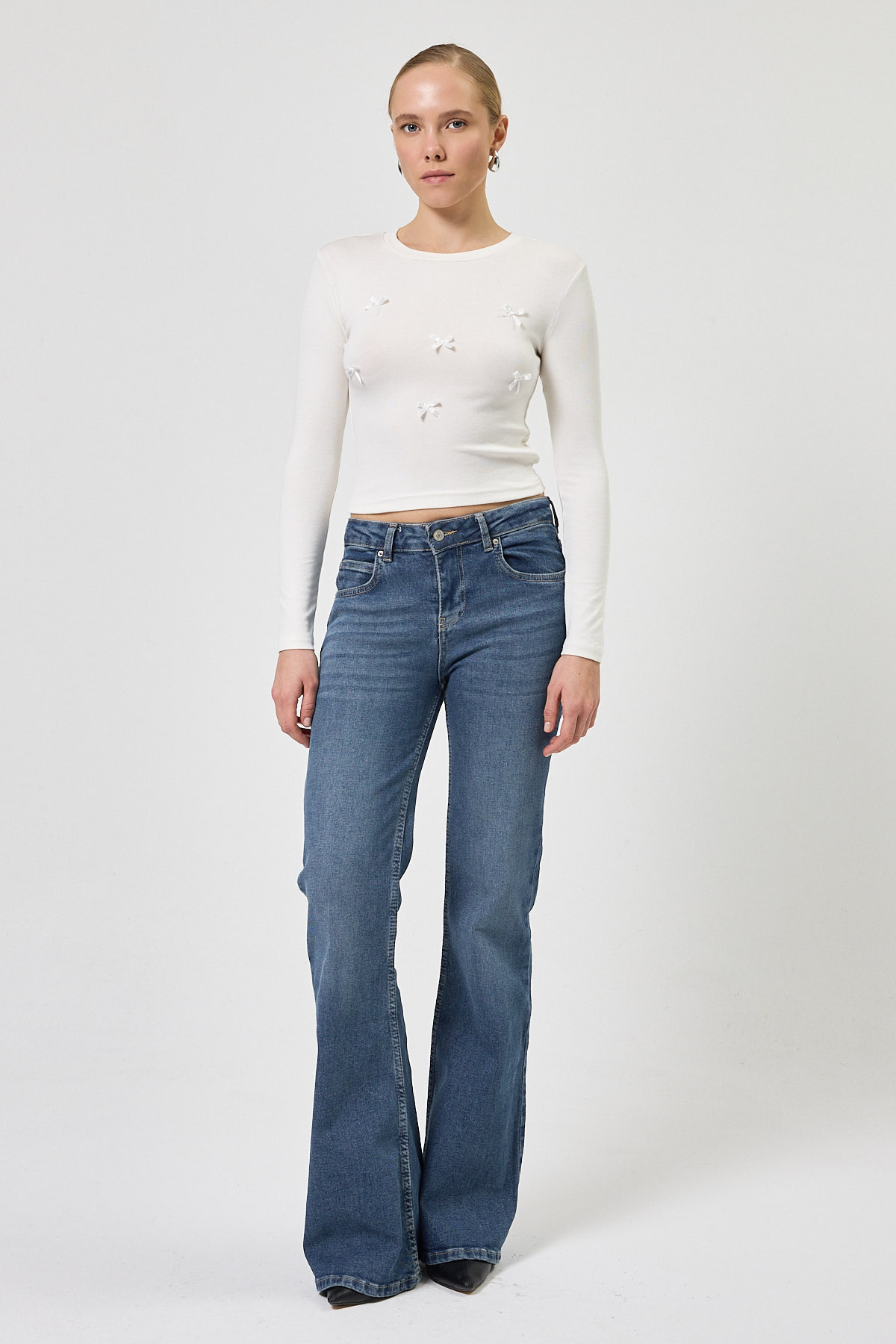 Ekru Bisiklet Yaka Kurdele Aplike Detaylı Kadın Crop Body 8264A - RAYS