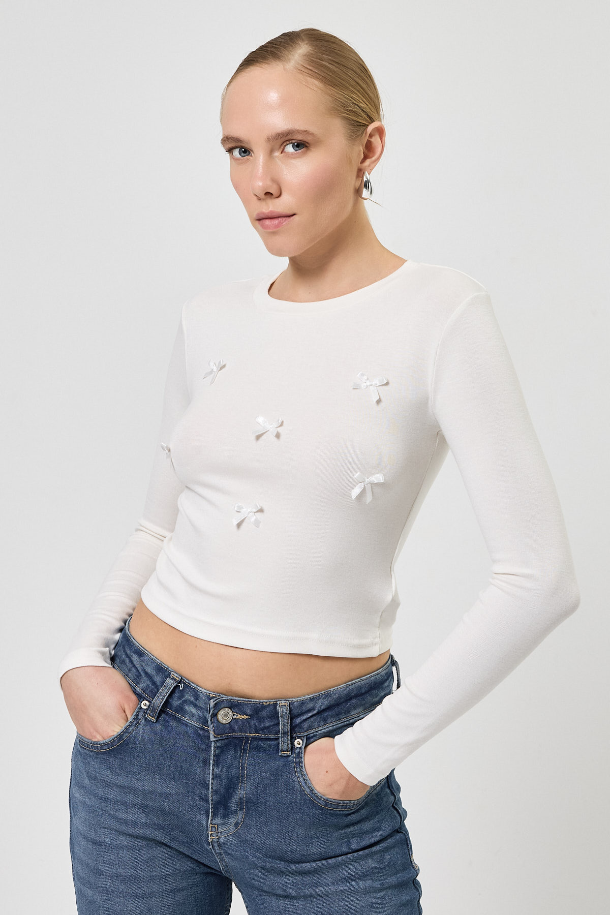 Ekru Bisiklet Yaka Kurdele Aplike Detaylı Kadın Crop Body 8264A - RAYS