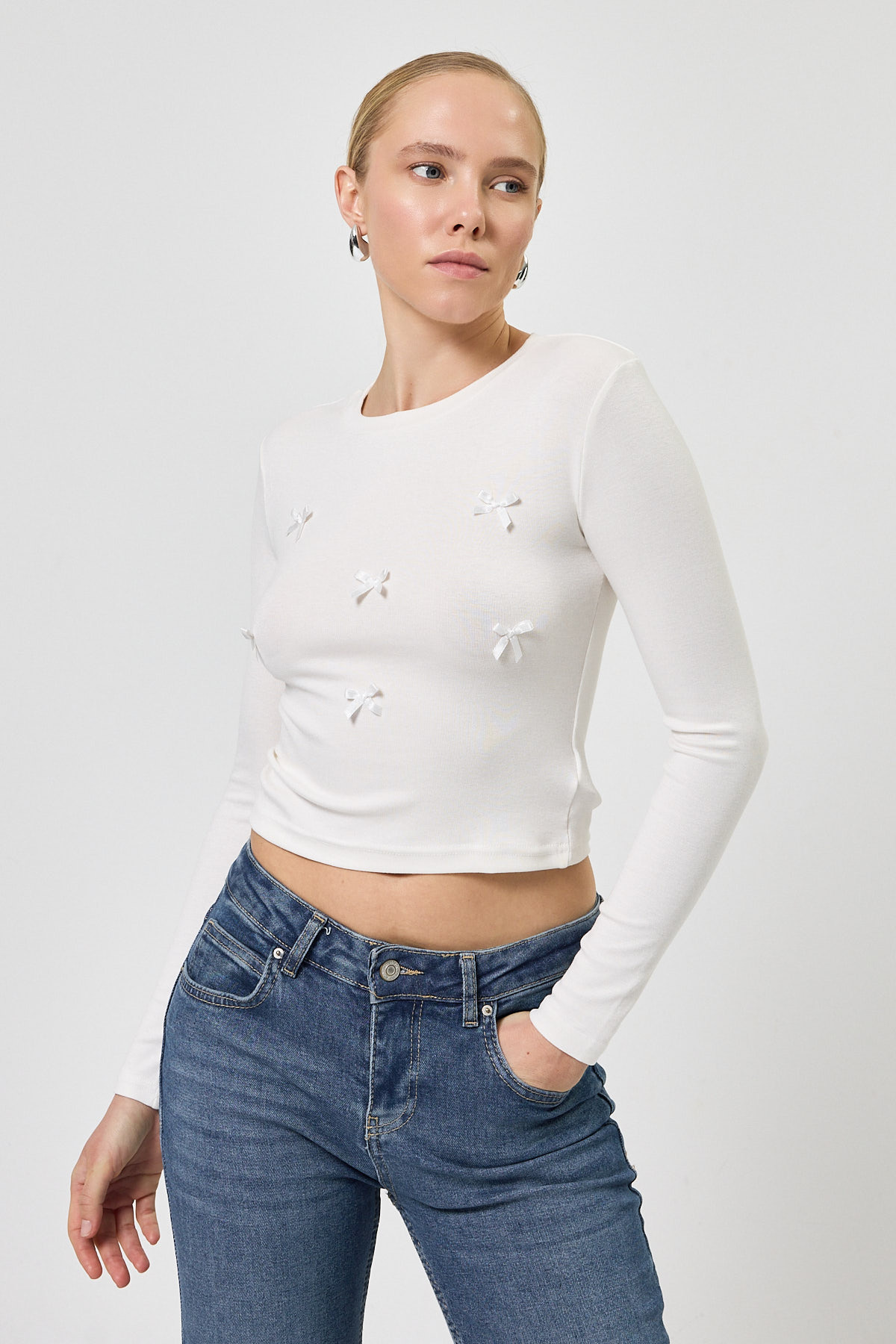 Ekru Bisiklet Yaka Kurdele Aplike Detaylı Kadın Crop Body 8264A - RAYS