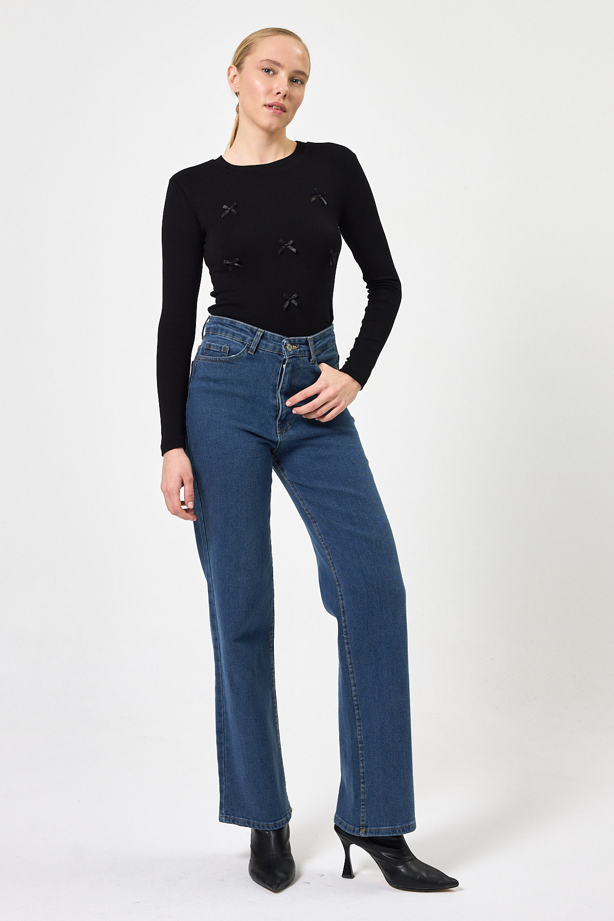 Siyah Bisiklet Yaka Kurdele Aplike Detaylı Kadın Crop Body 8264A - RAYS