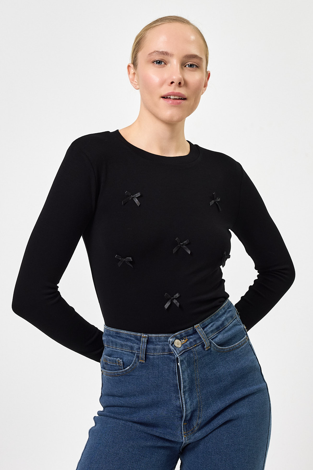 Siyah Bisiklet Yaka Kurdele Aplike Detaylı Kadın Crop Body 8264A - RAYS