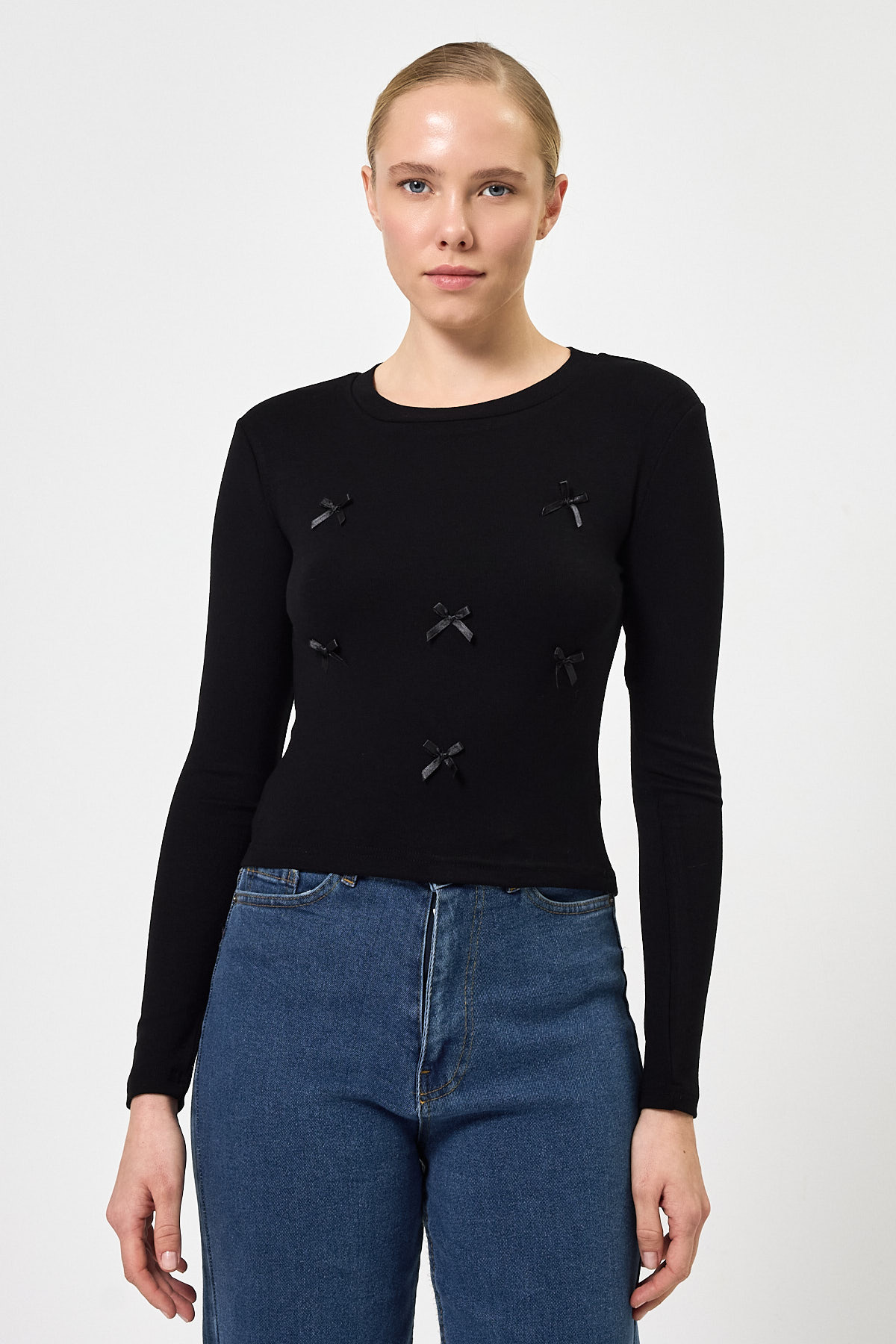 Siyah Bisiklet Yaka Kurdele Aplike Detaylı Kadın Crop Body 8264A - RAYS