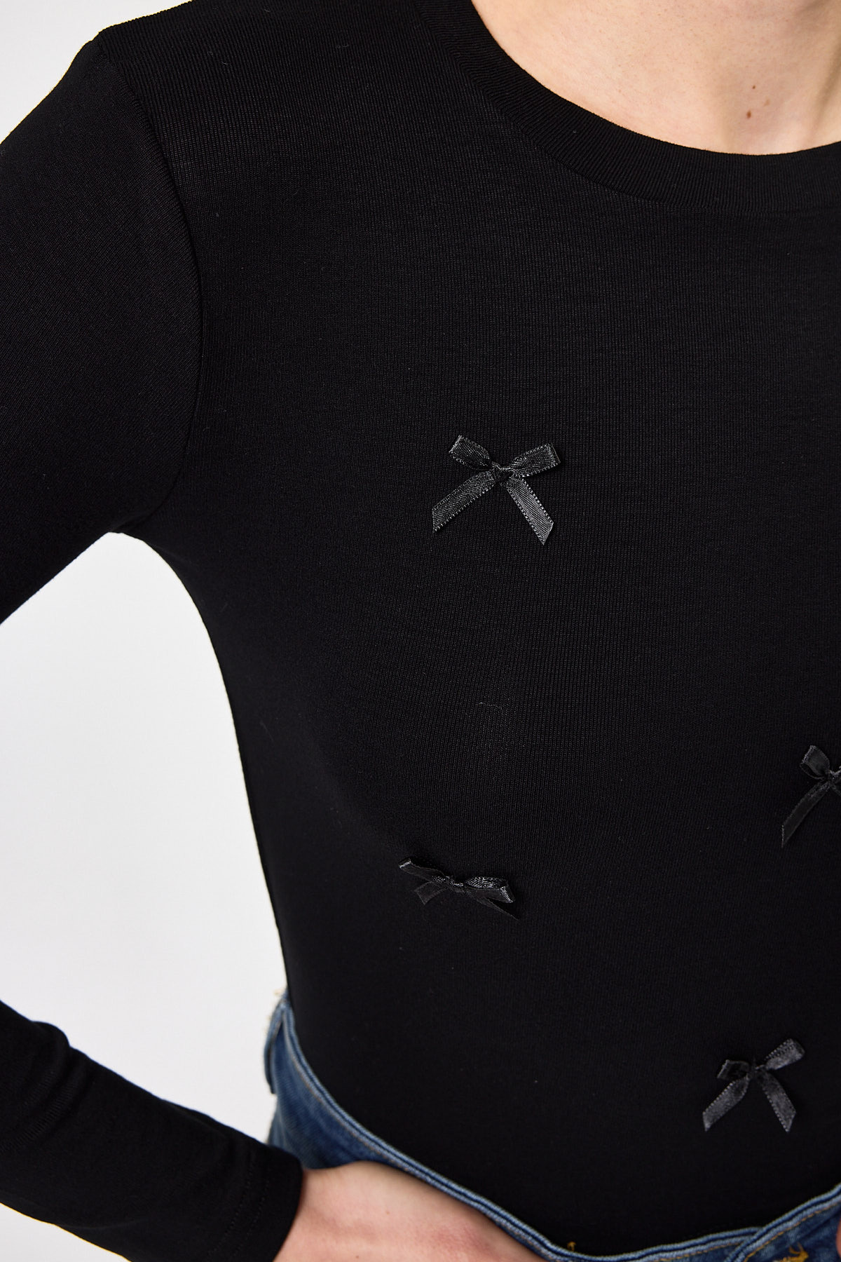 Siyah Bisiklet Yaka Kurdele Aplike Detaylı Kadın Crop Body 8264A - RAYS