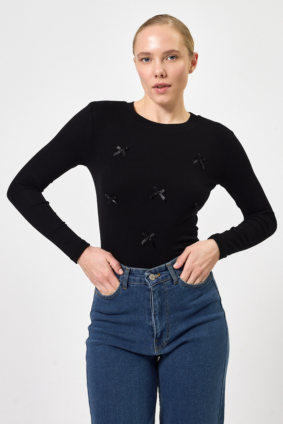 Siyah Bisiklet Yaka Kurdele Aplike Detaylı Kadın Crop Body 8264A - 6