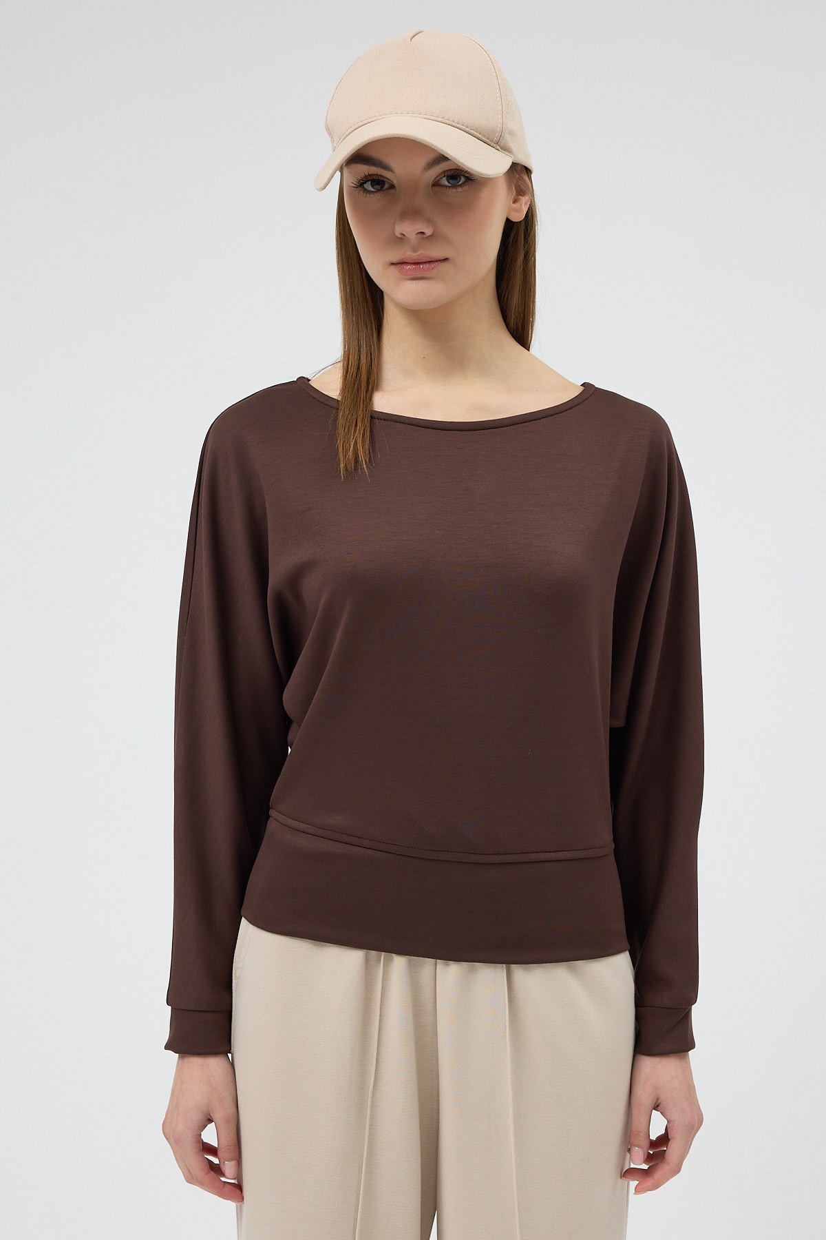 Kahverengi Kayık Yaka Yarasa Kol Büzgülü Bluz 8316A - 2