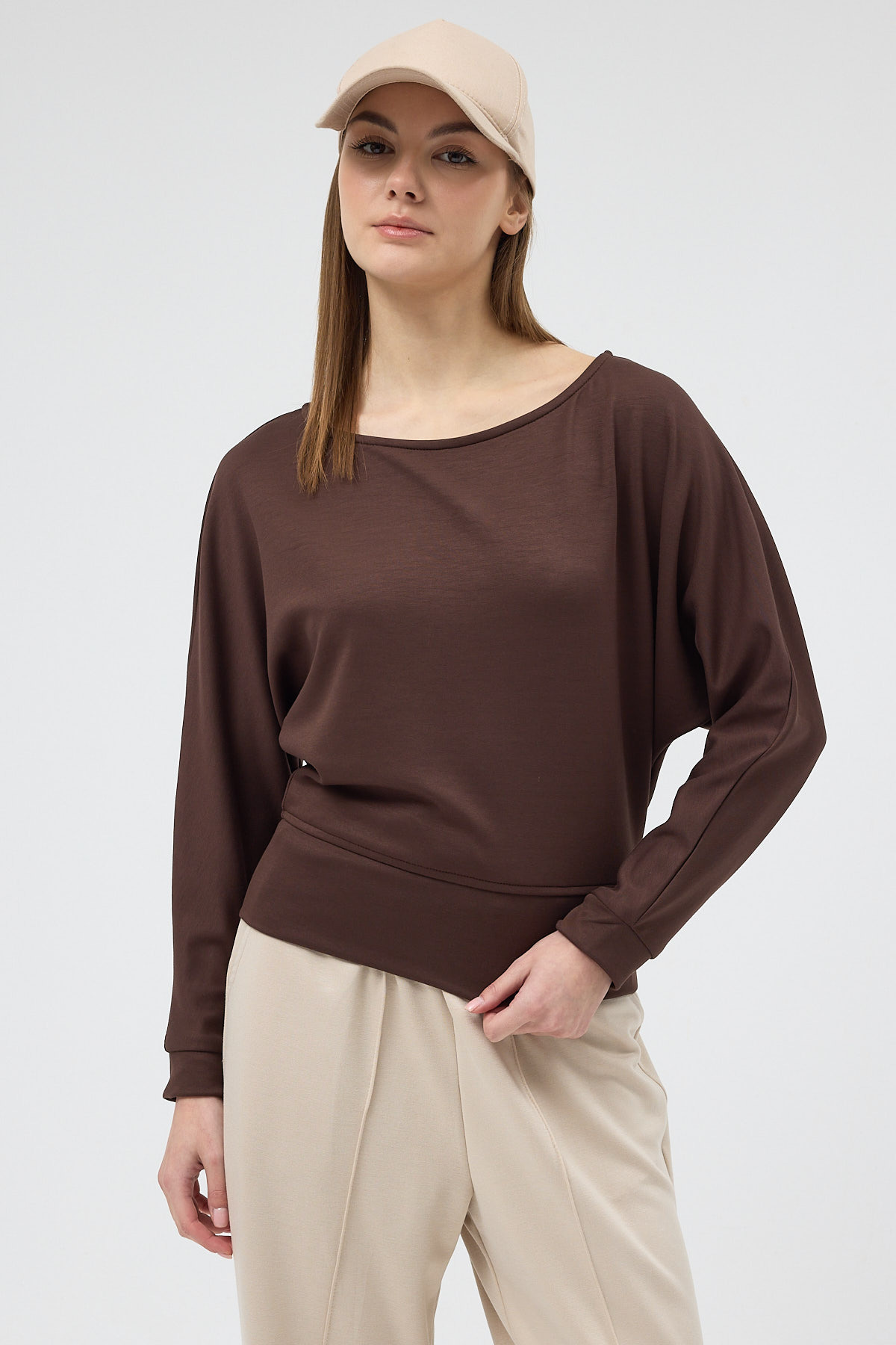 Kahverengi Kayık Yaka Yarasa Kol Büzgülü Bluz 8316A - 6