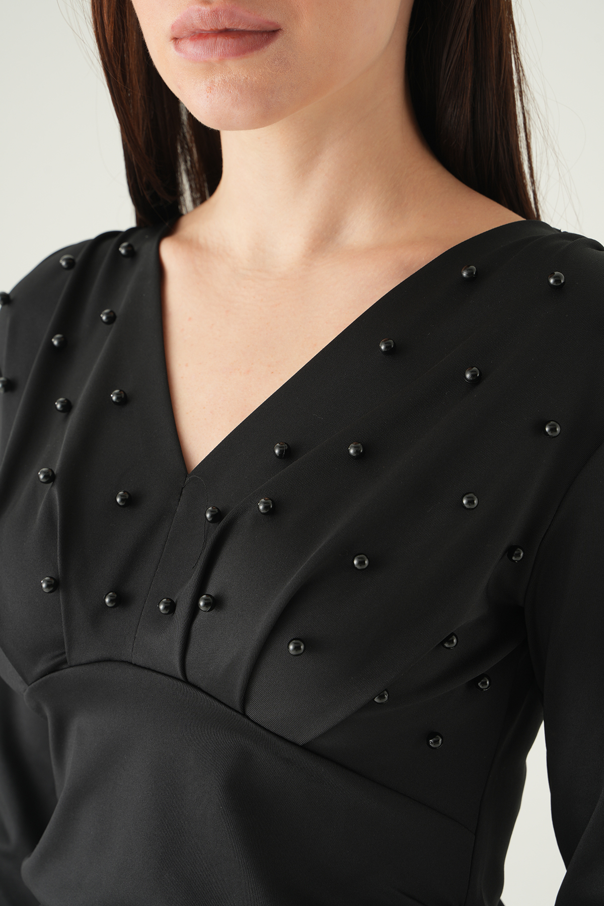 8391A V Yaka Ön İncili Bluz Siyah - RAYS