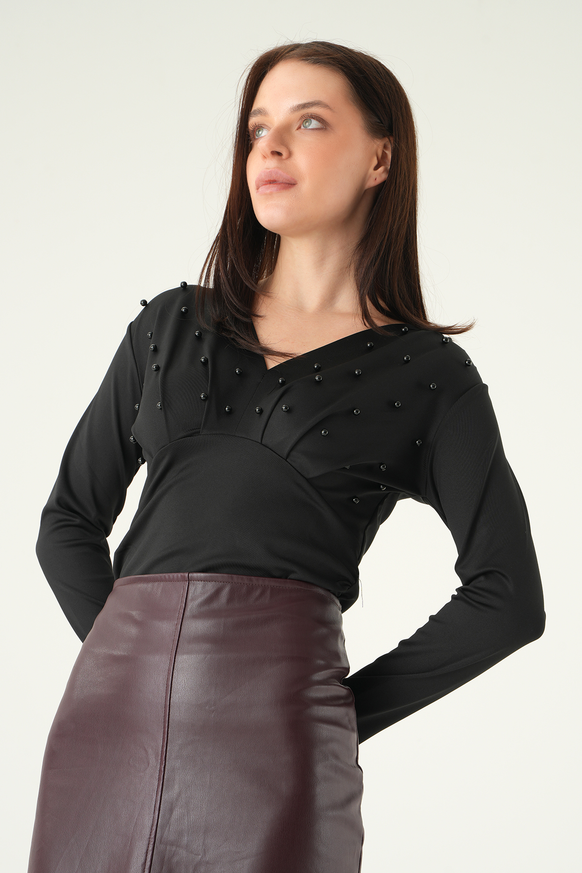 8391A V Yaka Ön İncili Bluz Siyah - RAYS