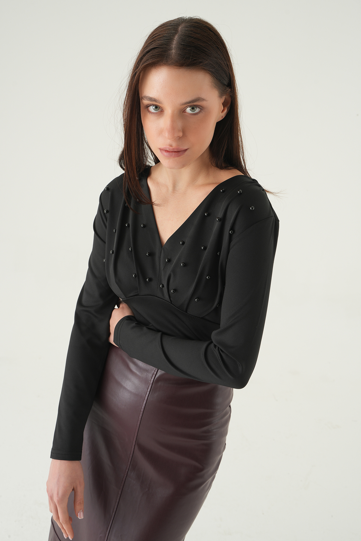 Siyah V Yaka Ön İncili Bluz 8391A - 1