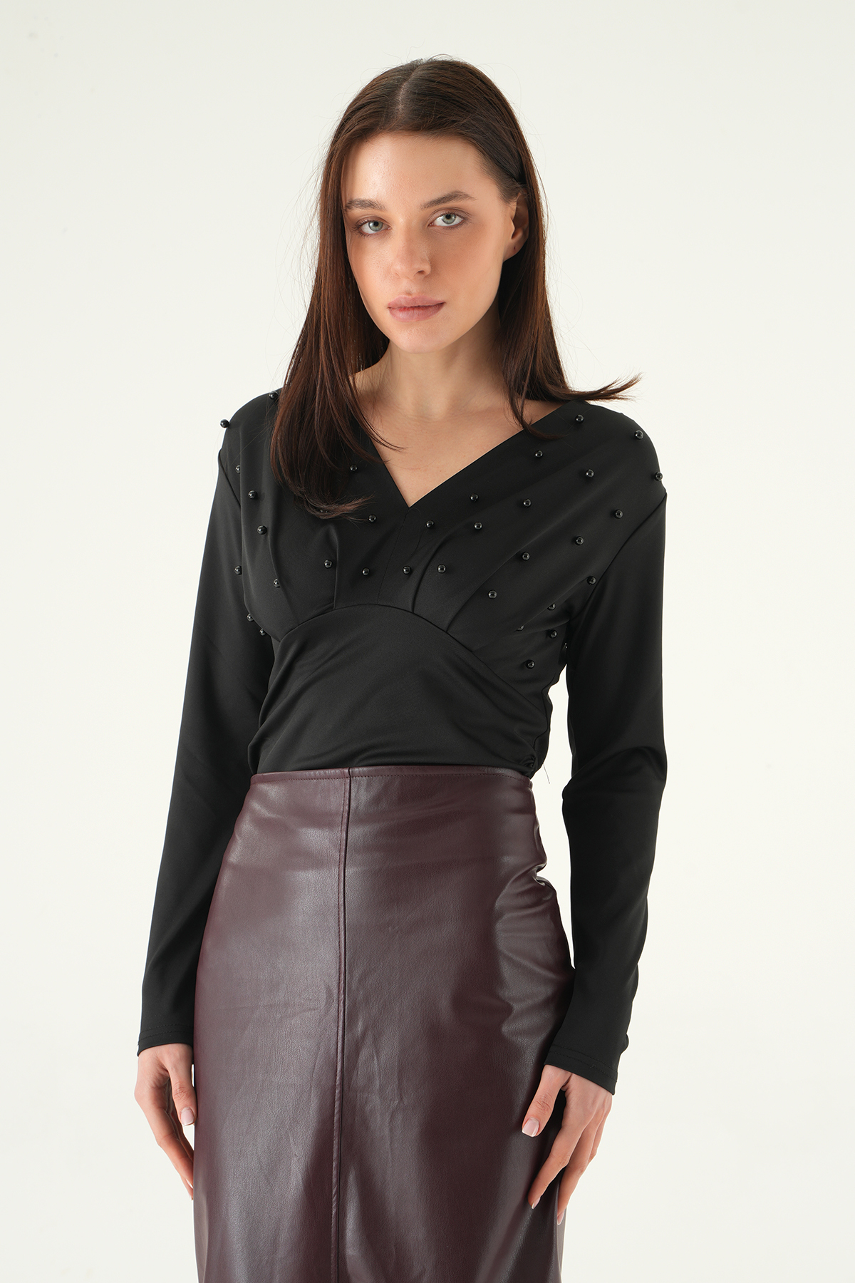 Siyah V Yaka Ön İncili Bluz 8391A - 6