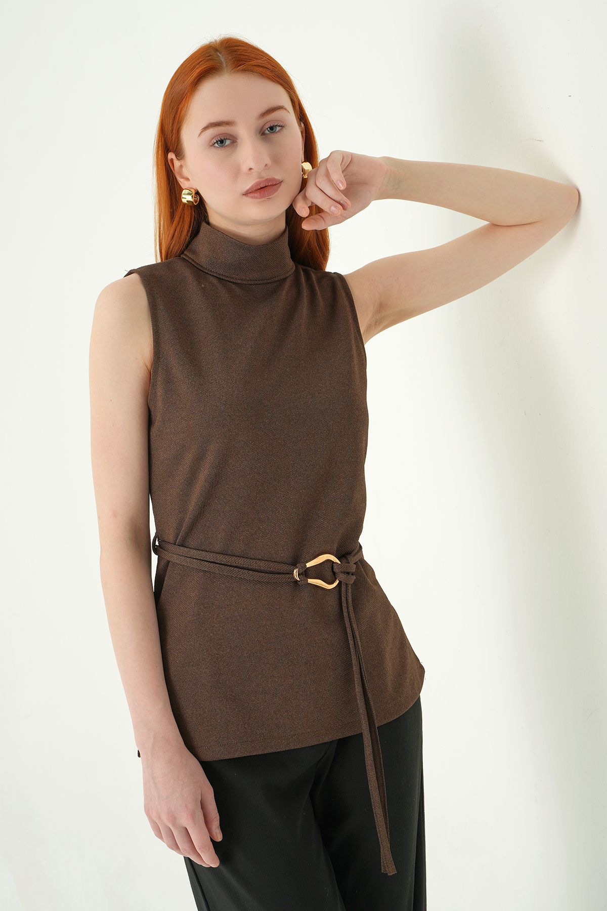 8434A Sıfır Kol Kemerli Bluz Kahve - 7