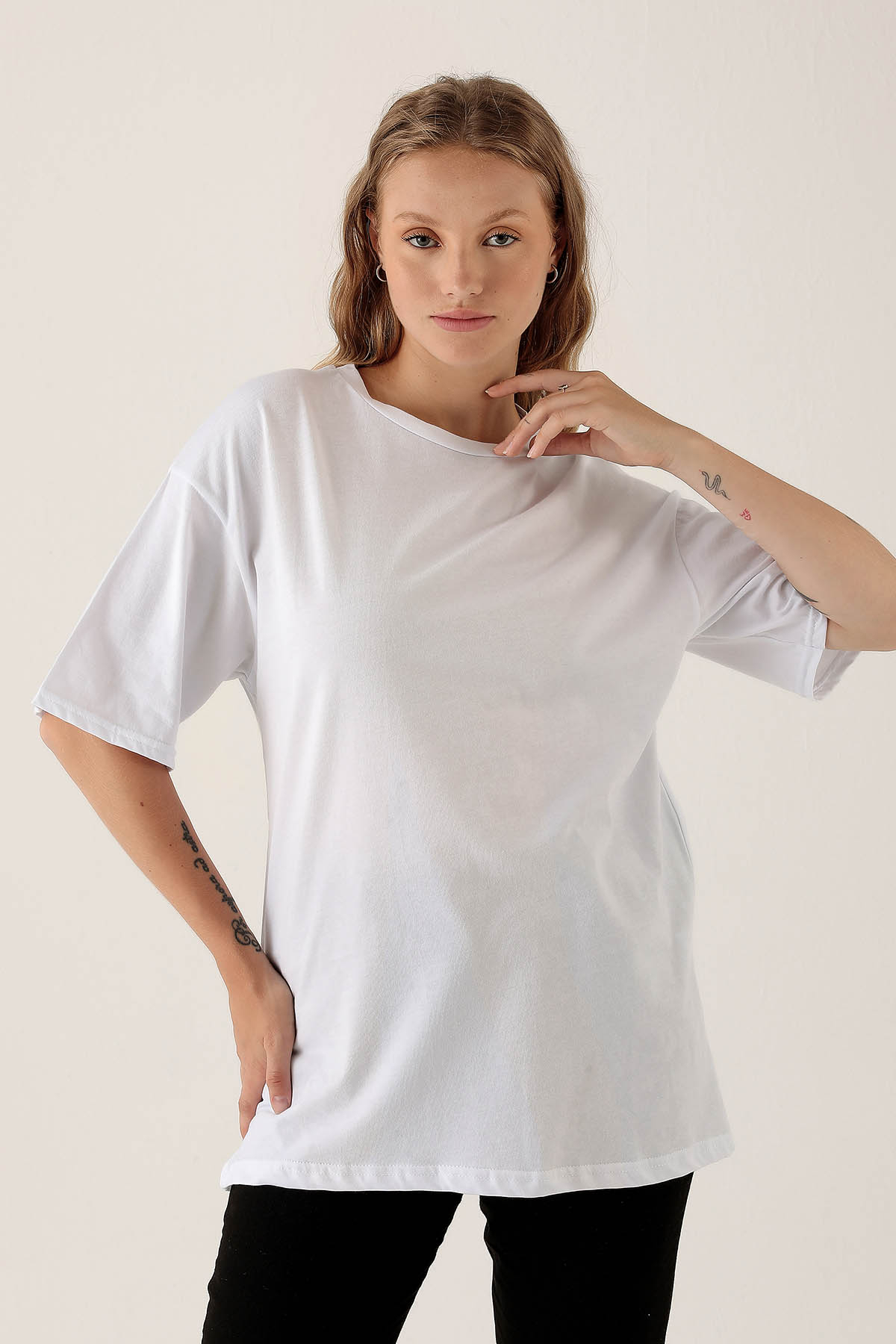 Beyaz Bisiklet Yaka Oversize Tişört 9001M - 1