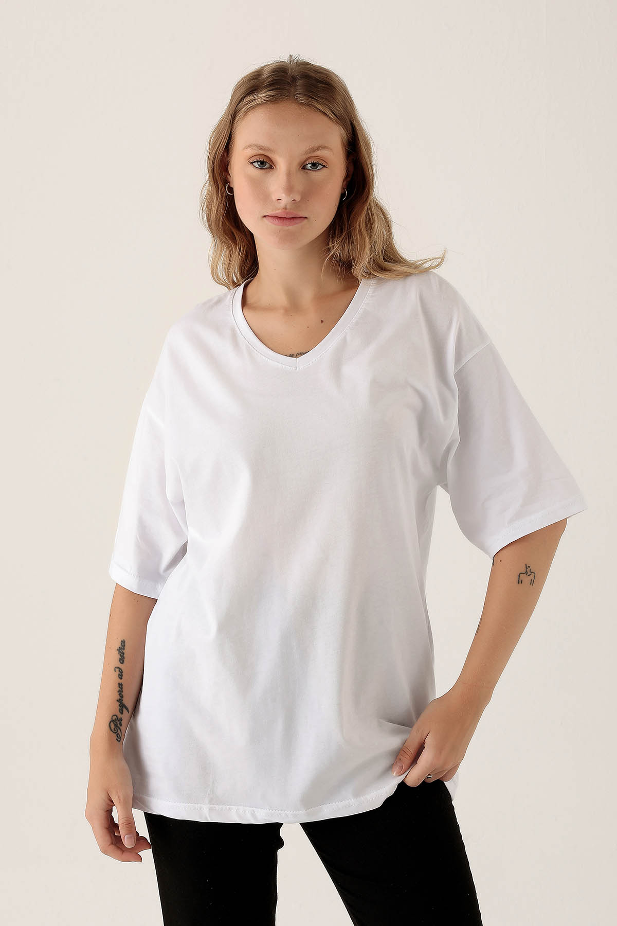 Beyaz V Yaka Oversize Tişört 9002M - 1