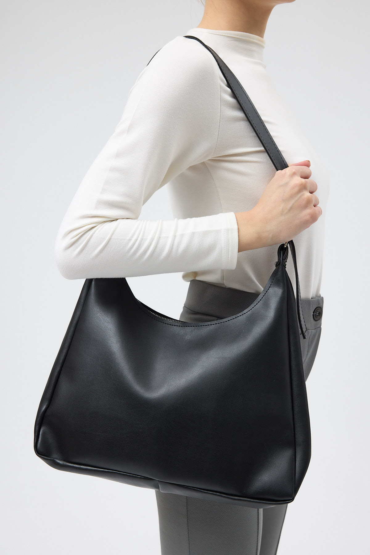 Siyah Suni Deri Oval Formlu Omuz Askılı Kadın Çantası 9224 - RAYS