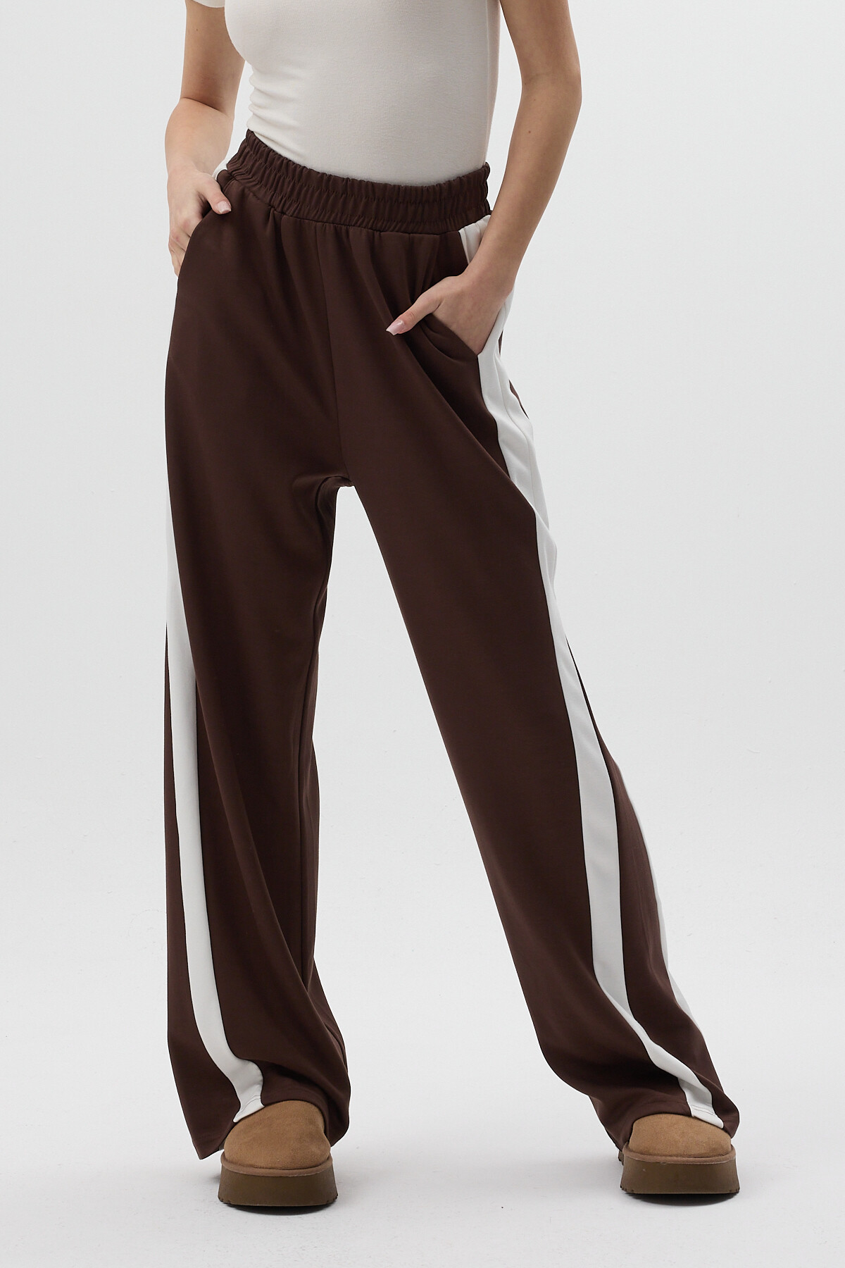 Kahverengi Yanları Şeritli Bel Lastikli Geniş Paça Kadın Eşofman Altı 9226M - RAYS