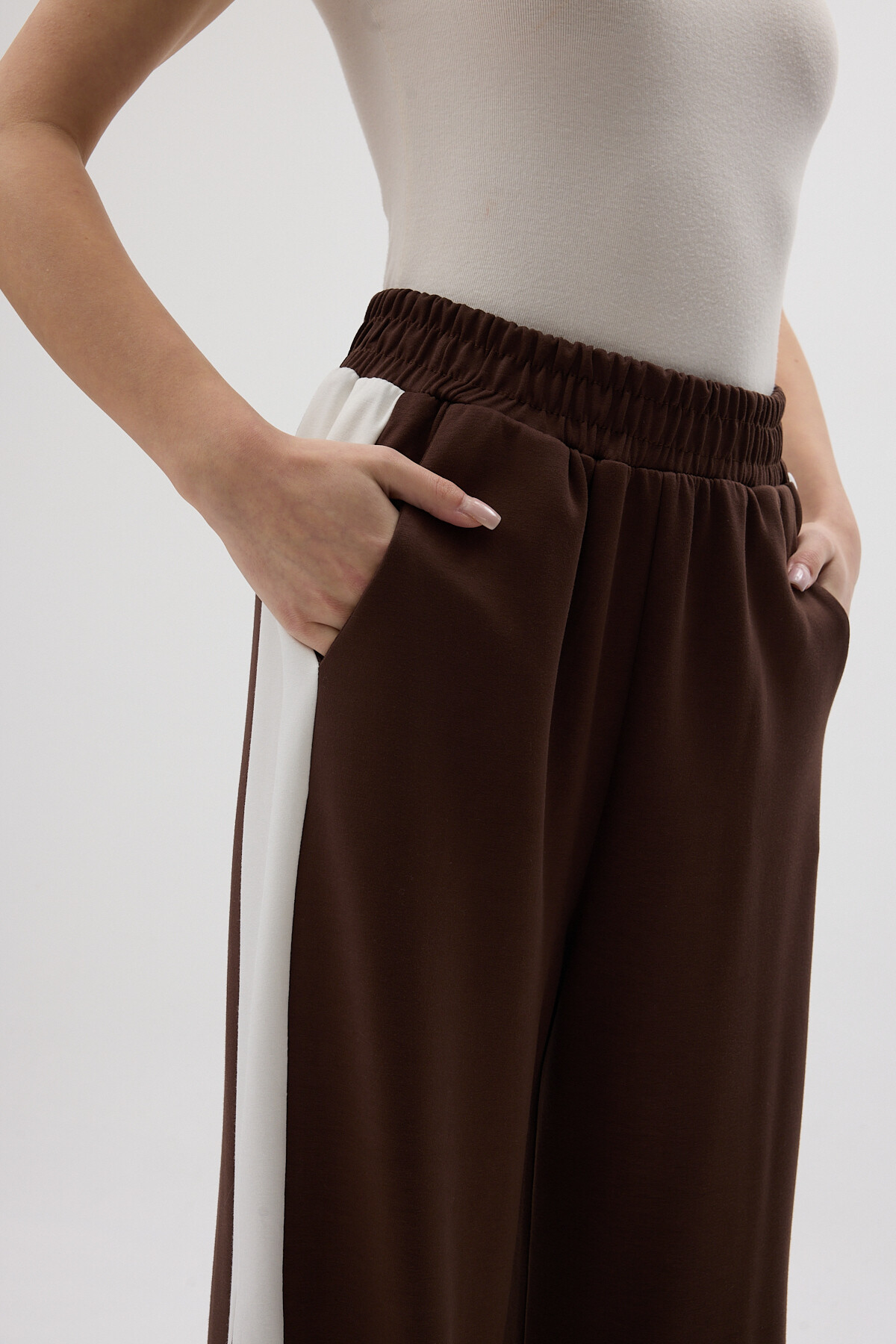 Kahverengi Yanları Şeritli Bel Lastikli Geniş Paça Kadın Eşofman Altı 9226M - 4