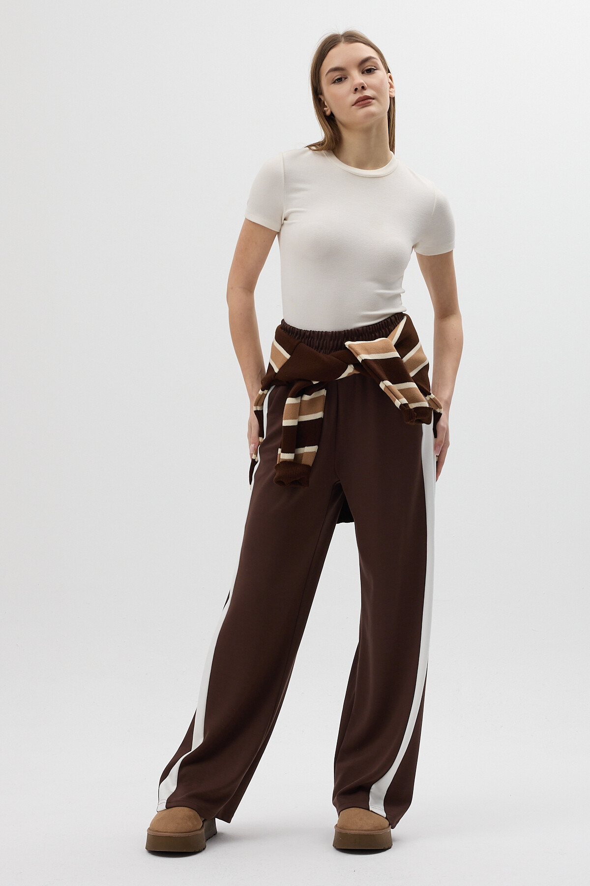 Kahverengi Yanları Şeritli Bel Lastikli Geniş Paça Kadın Eşofman Altı 9226M - 7