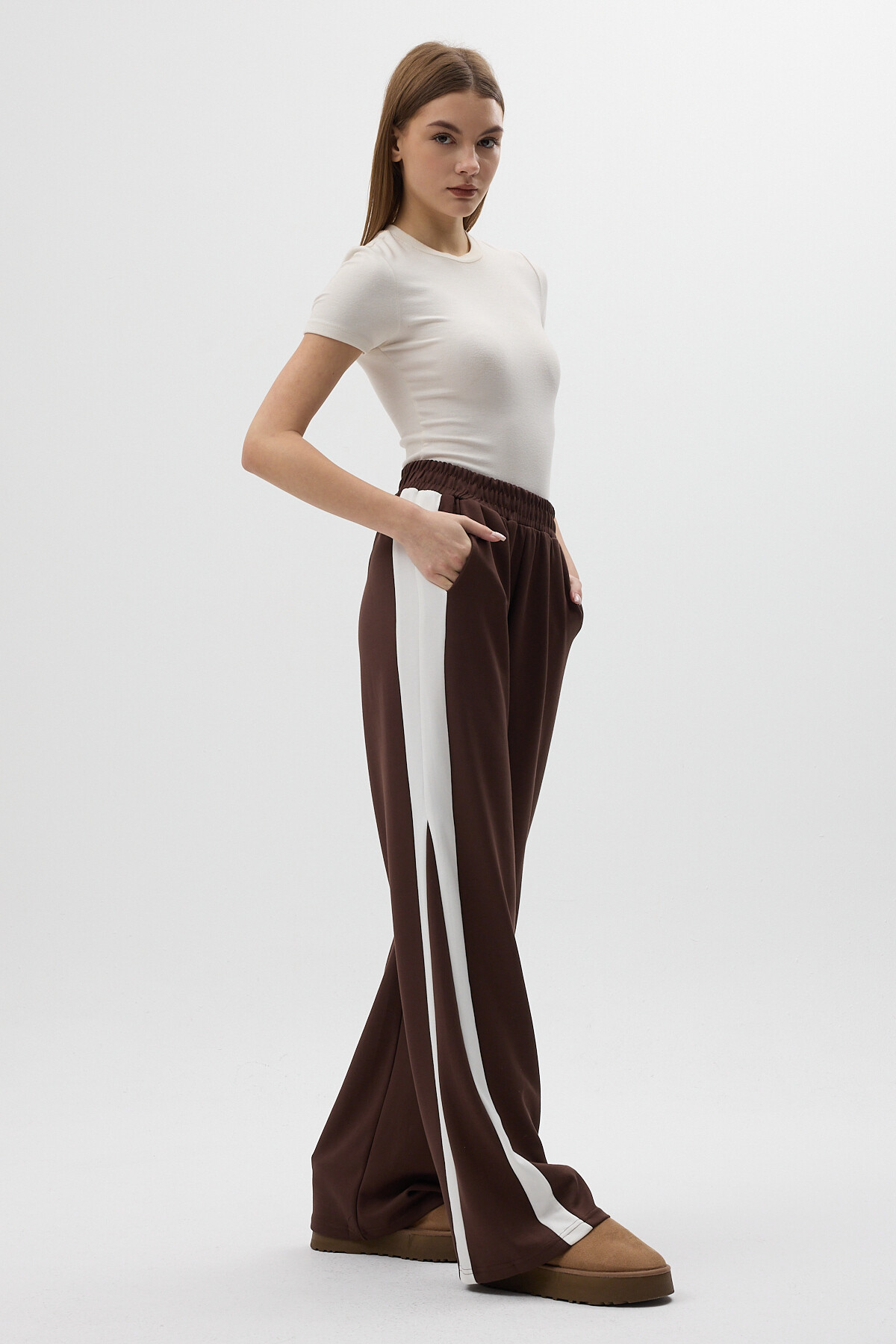 Kahverengi Yanları Şeritli Bel Lastikli Geniş Paça Kadın Eşofman Altı 9226M - 3