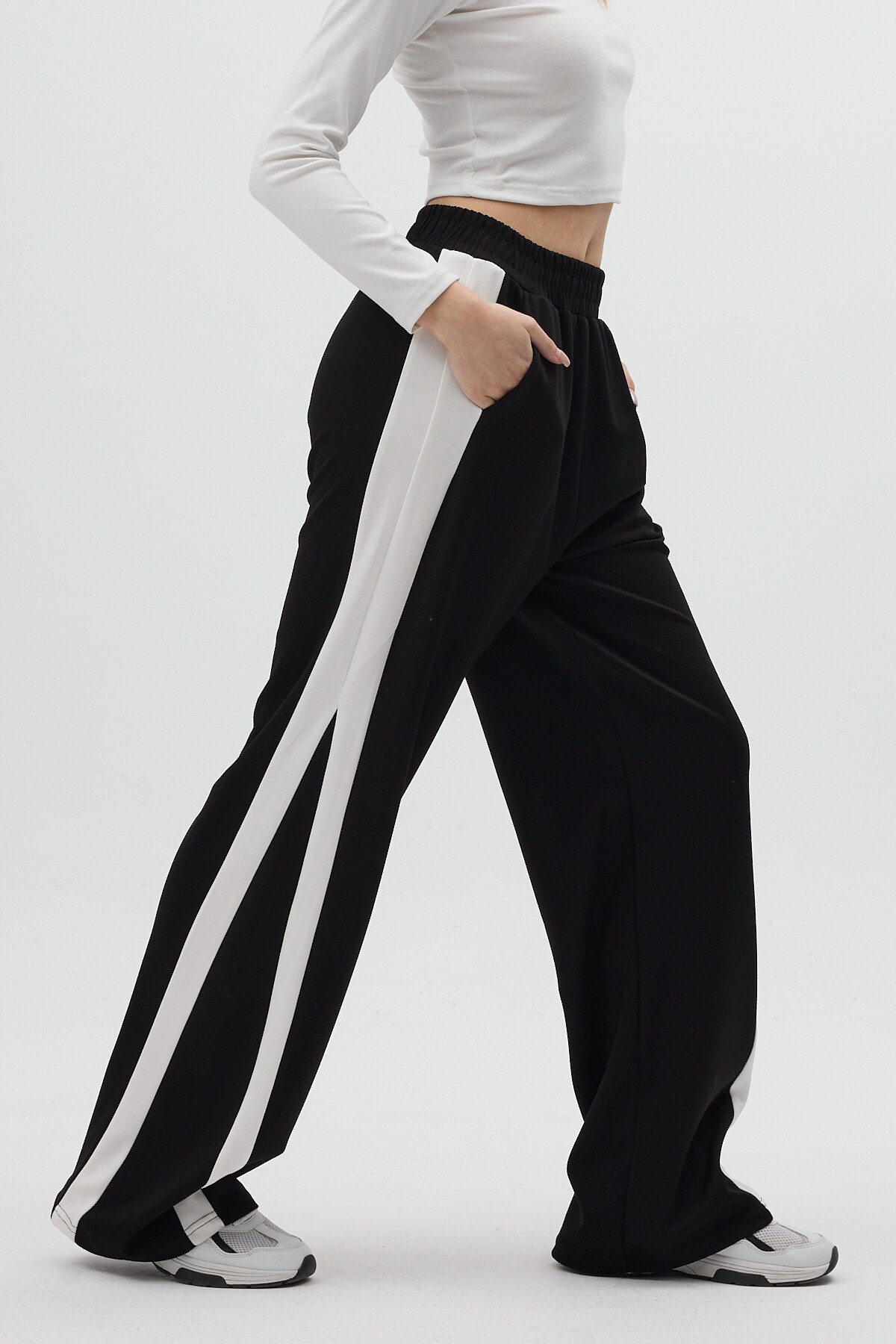Siyah Yanları Şeritli Bel Lastikli Geniş Paça Kadın Eşofman Altı 9226M - 4