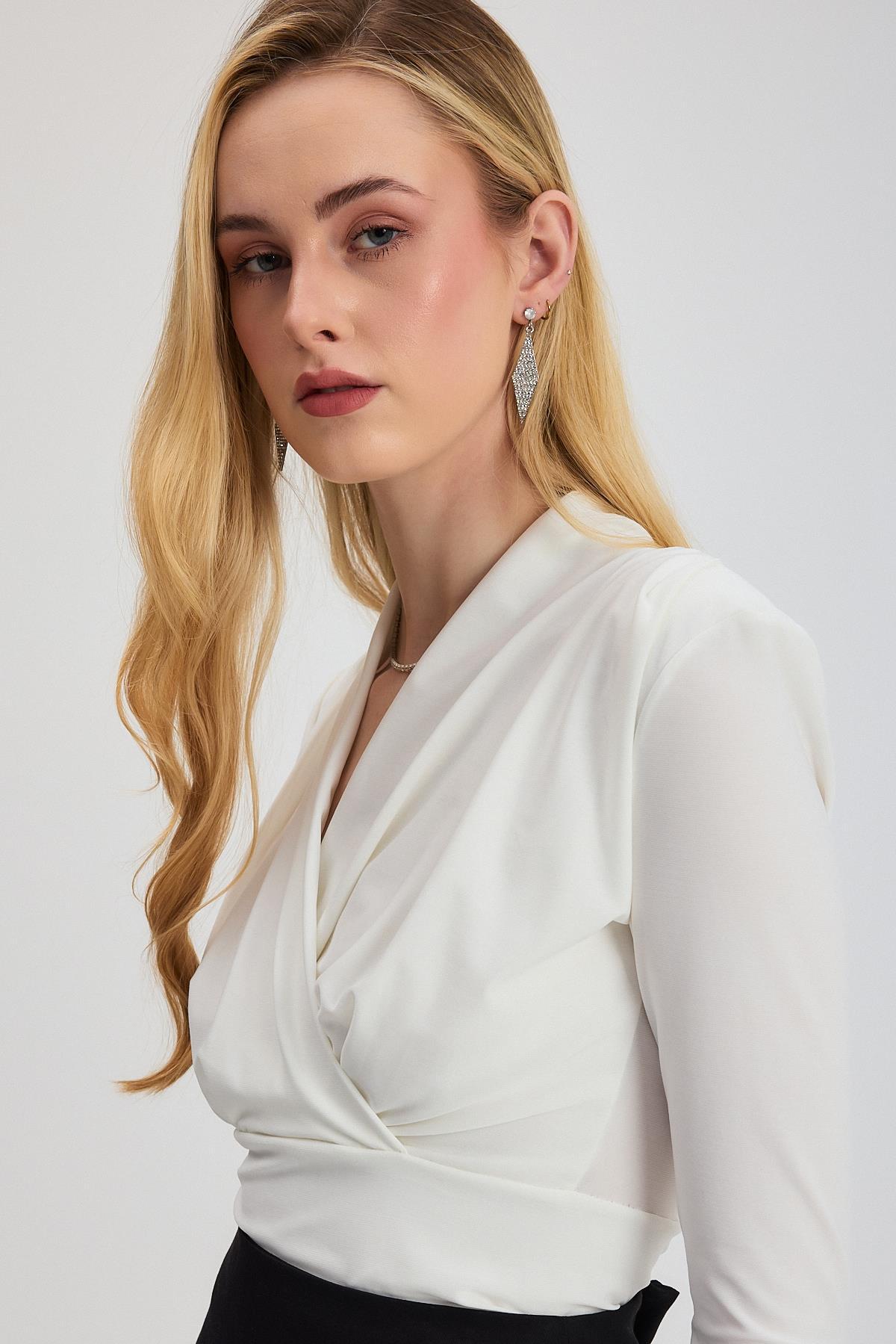 9256 Kruvaze Yaka Vatkalı Bluz Ekru - RAYS