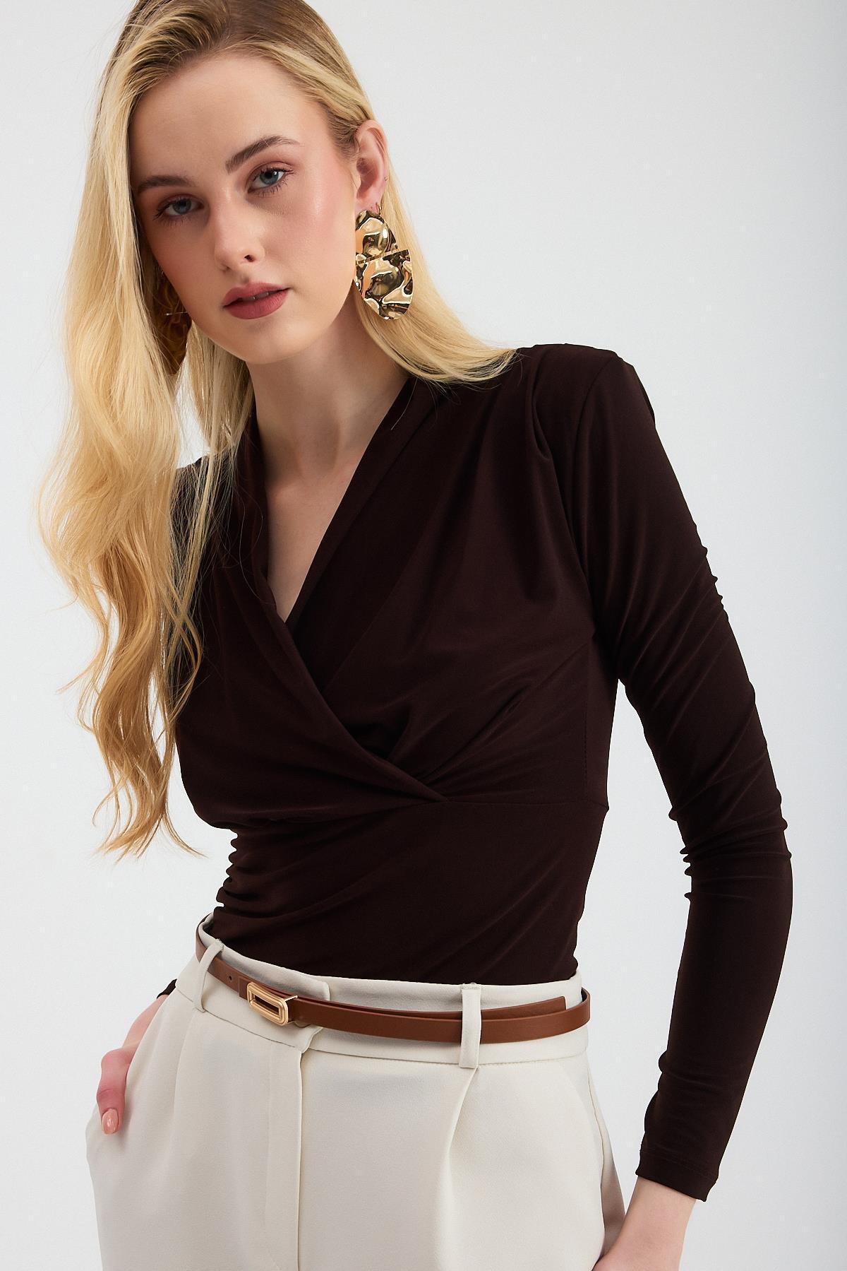 9256 Kruvaze Yaka Vatkalı Bluz Kahve - RAYS