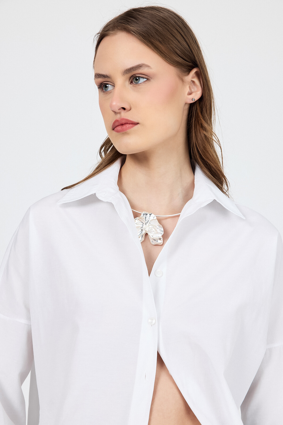 Beyaz Gömlekle Cool Olmanın Yolu