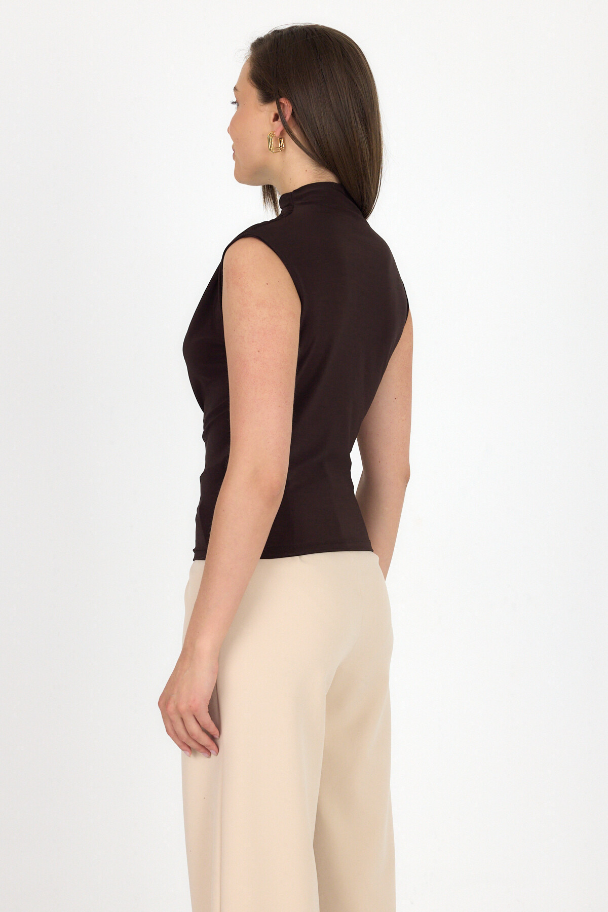 Acı Kahve Kolsuz Büzgülü Sandy Bluz 2430 - RAYS