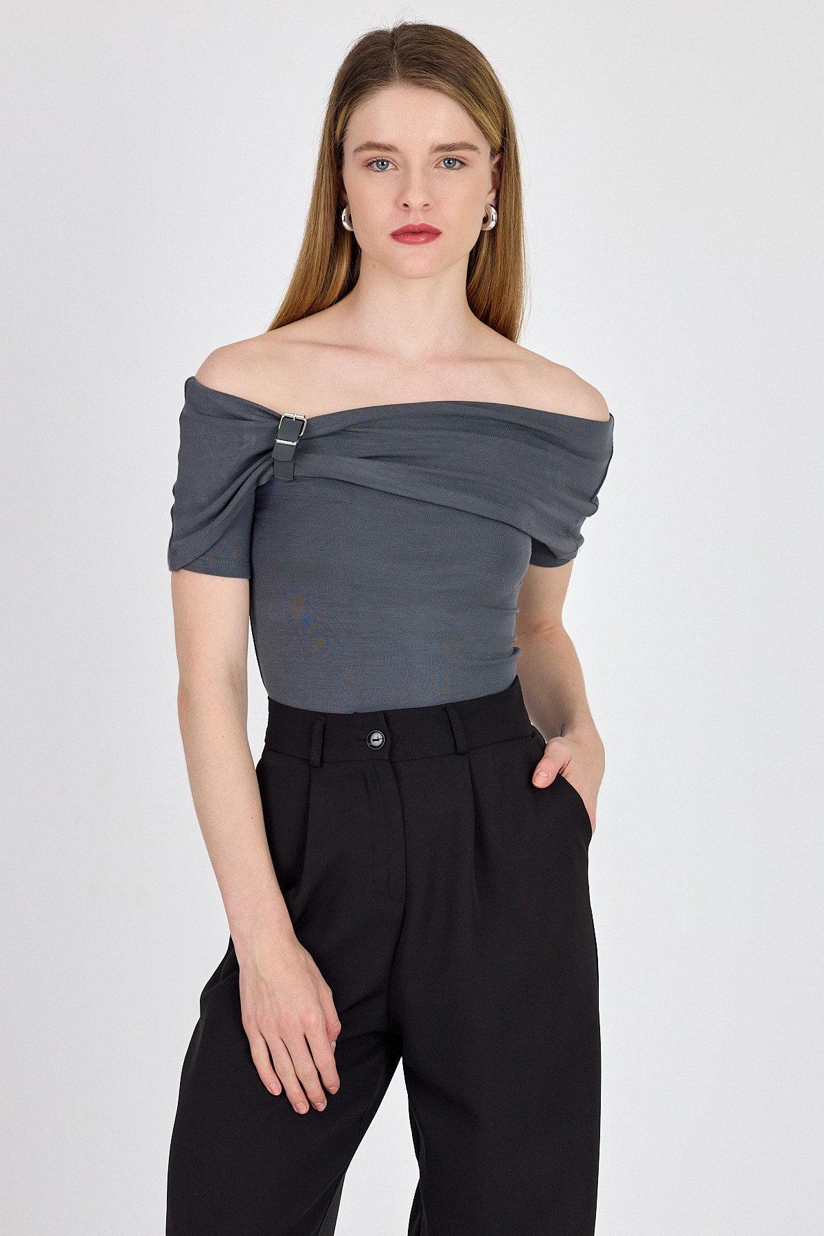 Antrasit Viskoz/Yumuşak Kumaş Madonna Yaka Toka Detaylı Bluz 1475 - RAYS