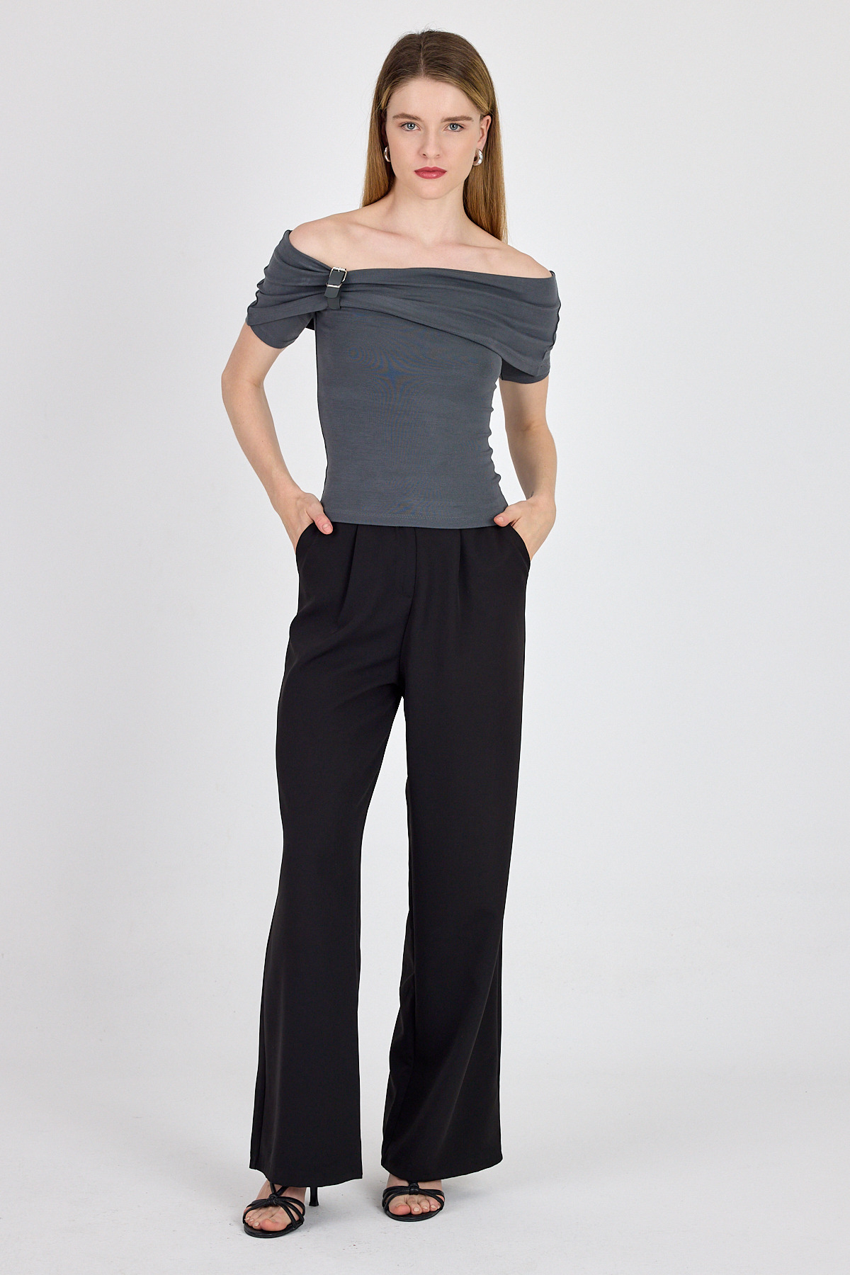 Antrasit Viskoz/Yumuşak Kumaş Madonna Yaka Toka Detaylı Bluz 1475 - 3