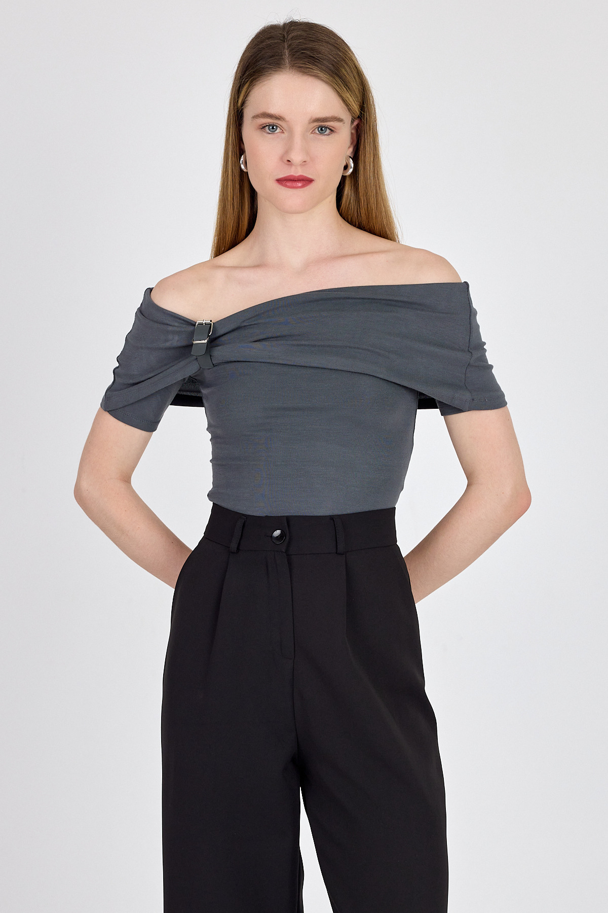 Antrasit Viskoz/Yumuşak Kumaş Madonna Yaka Toka Detaylı Bluz 1475 - 2