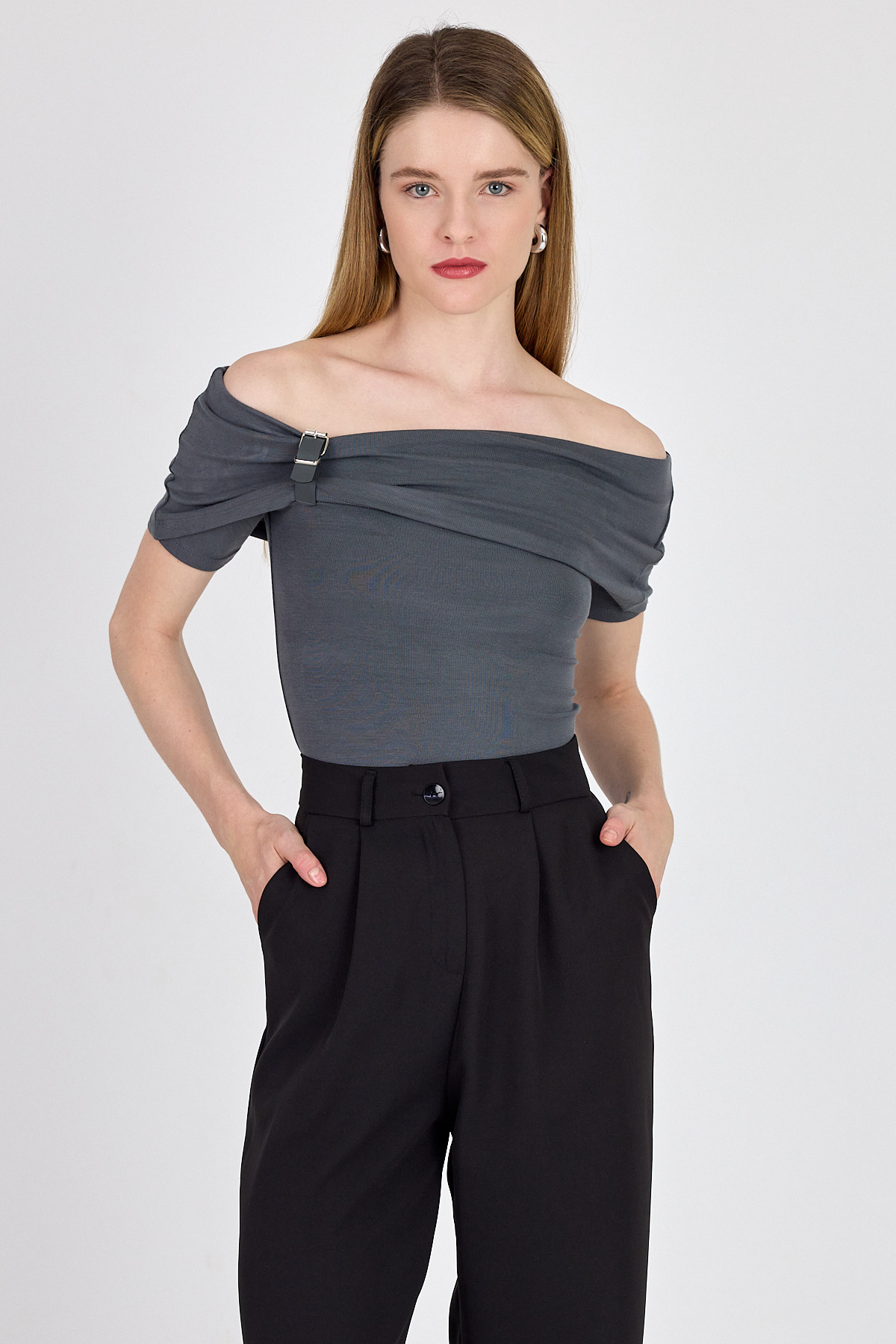 Antrasit Viskoz/Yumuşak Kumaş Madonna Yaka Toka Detaylı Bluz 1475 - 6