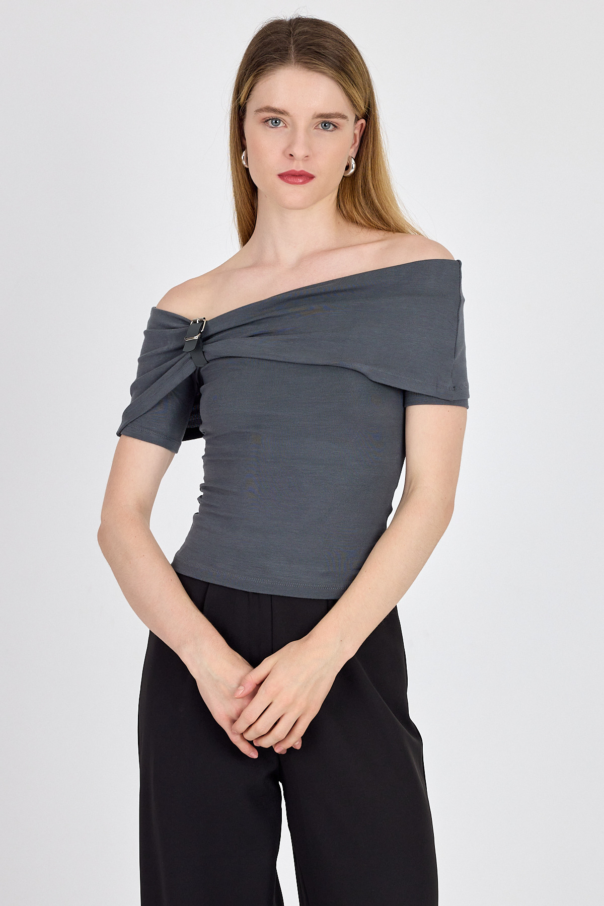 Antrasit Viskoz/Yumuşak Kumaş Madonna Yaka Toka Detaylı Bluz 1475 - 7
