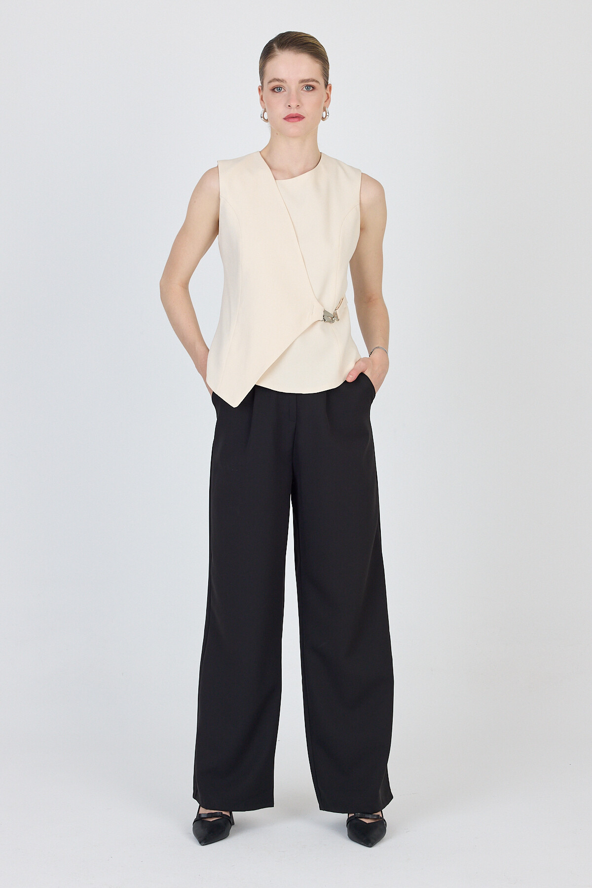 Bej Asimetrik Kesim Toka Detaylı Kolsuz Bluz 241448 - 2