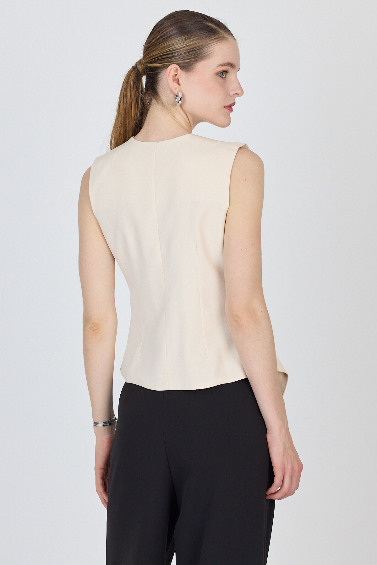 Bej Asimetrik Kesim Toka Detaylı Kolsuz Bluz 241448 - 5