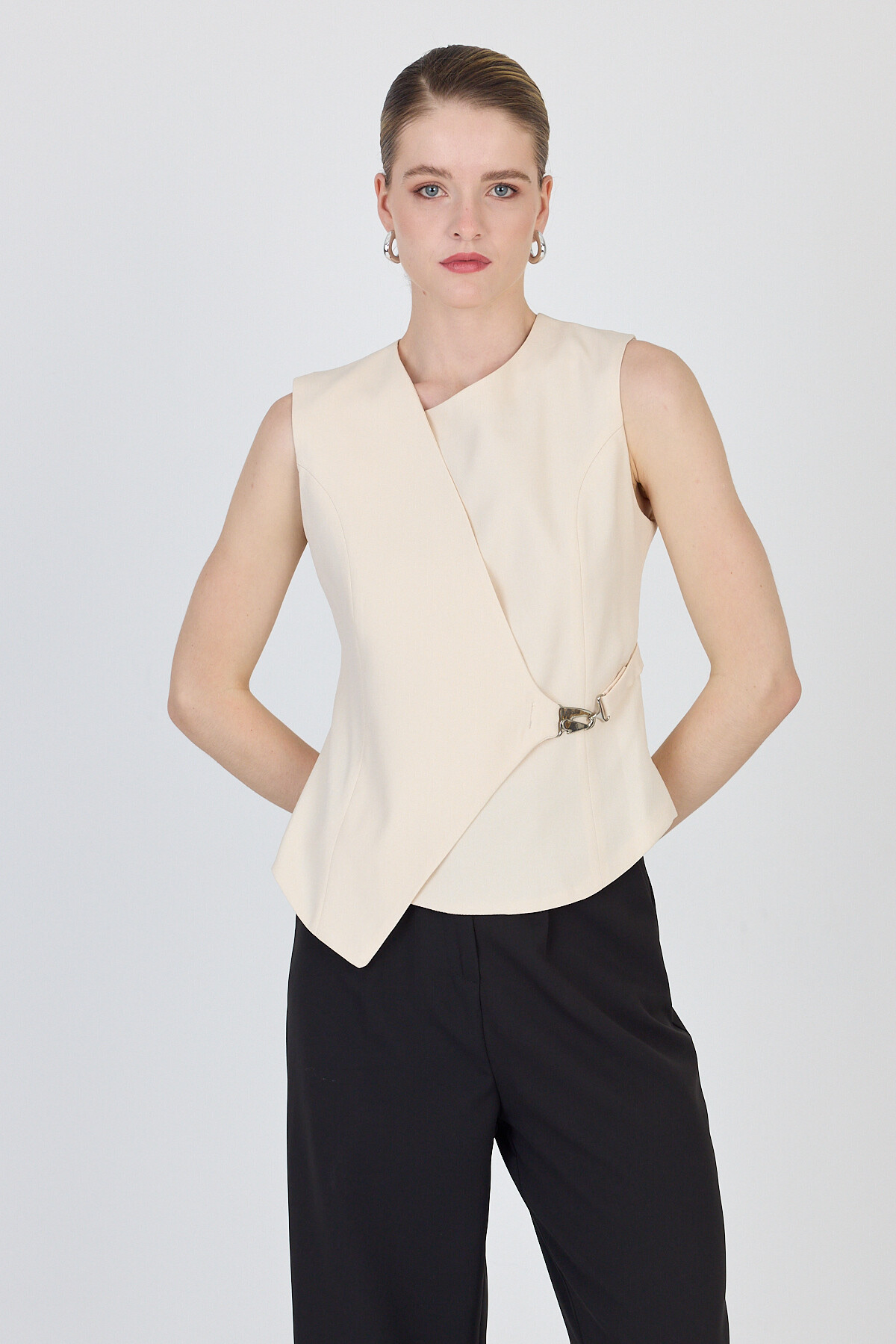 Bej Asimetrik Kesim Toka Detaylı Kolsuz Bluz 241448 - 6