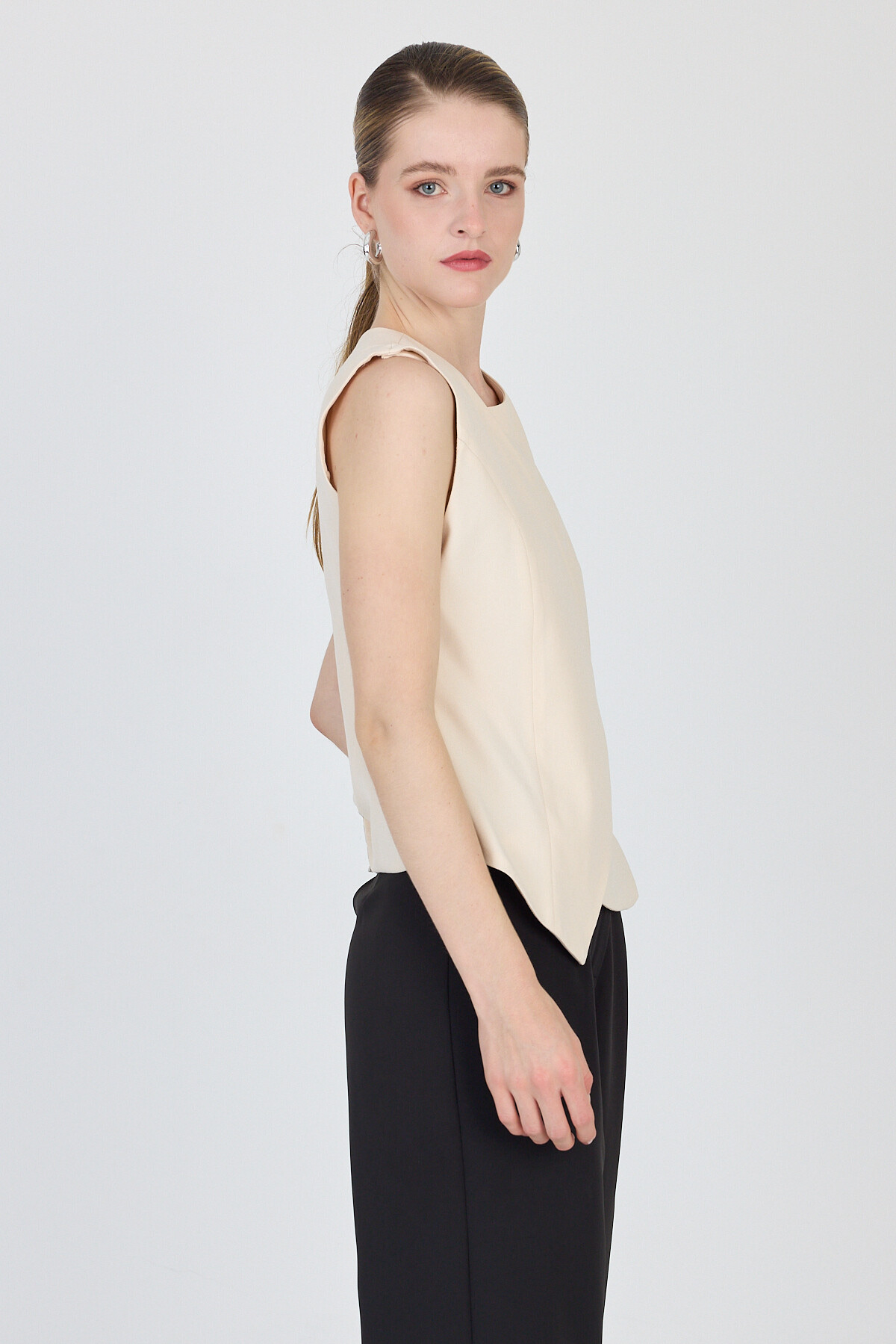 Bej Asimetrik Kesim Toka Detaylı Kolsuz Bluz 241448 - 7