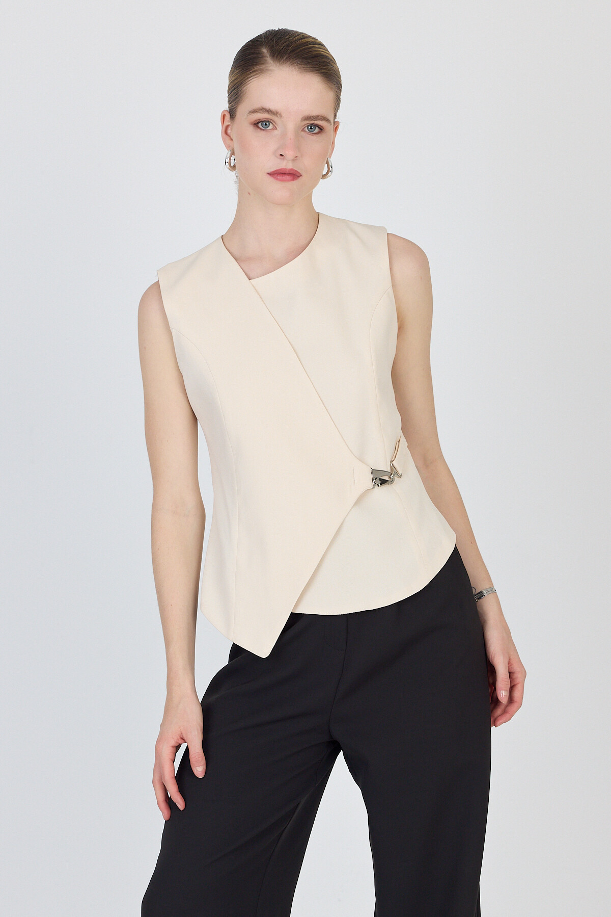 Bej Asimetrik Kesim Toka Detaylı Kolsuz Bluz 241448 