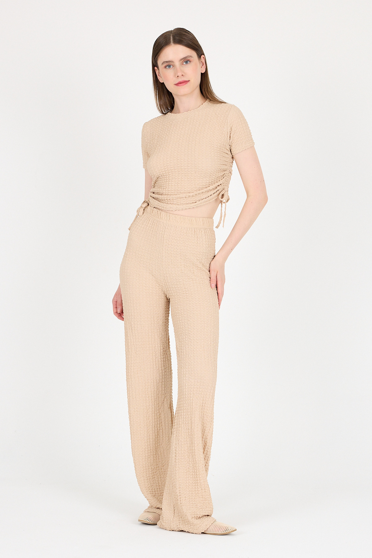 Bej Bürümcük Dokulu Büzgülü Crop ve Geniş Paça Pantolon Takımı 3001 - 2