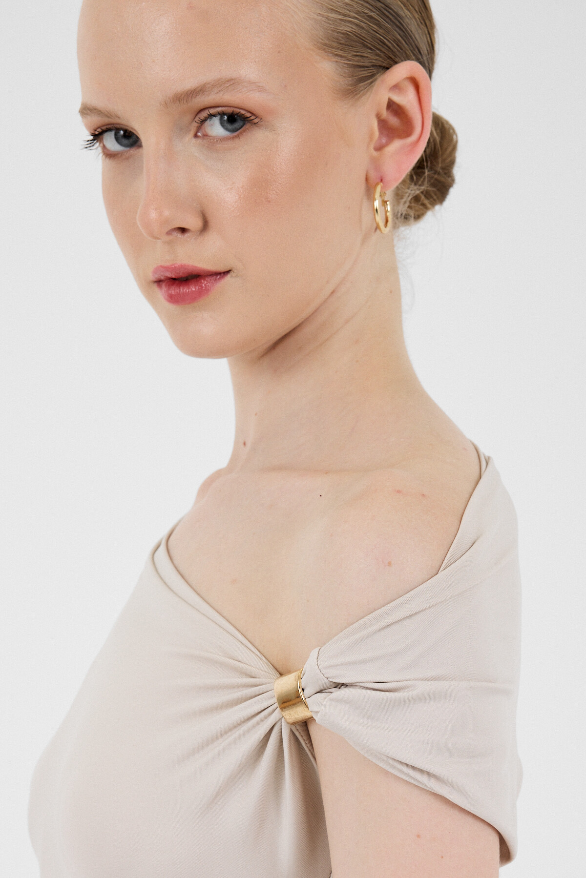 Bej Omuz Aksesuar Detaylı Yarım Kol Bluz 2490 - RAYS