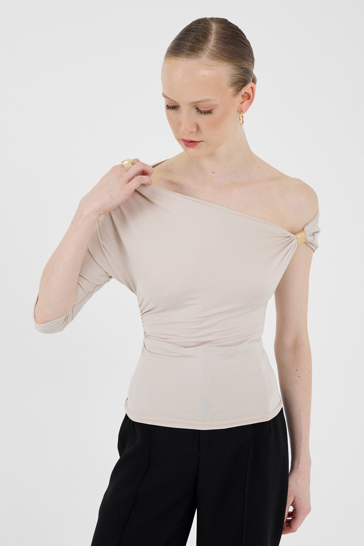 Bej Omuz Aksesuar Detaylı Yarım Kol Bluz 2490 - 2