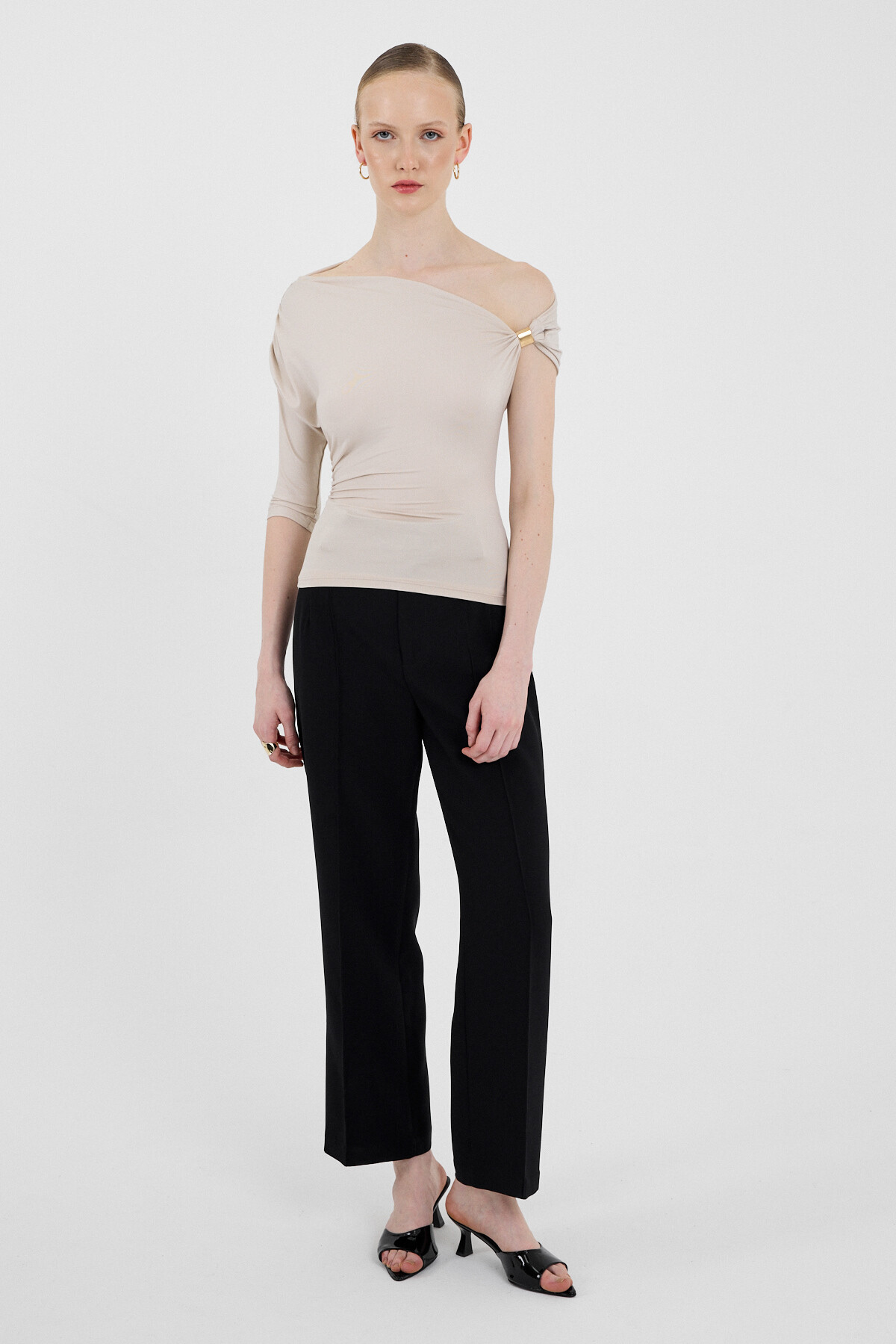 Bej Omuz Aksesuar Detaylı Yarım Kol Bluz 2490 - RAYS